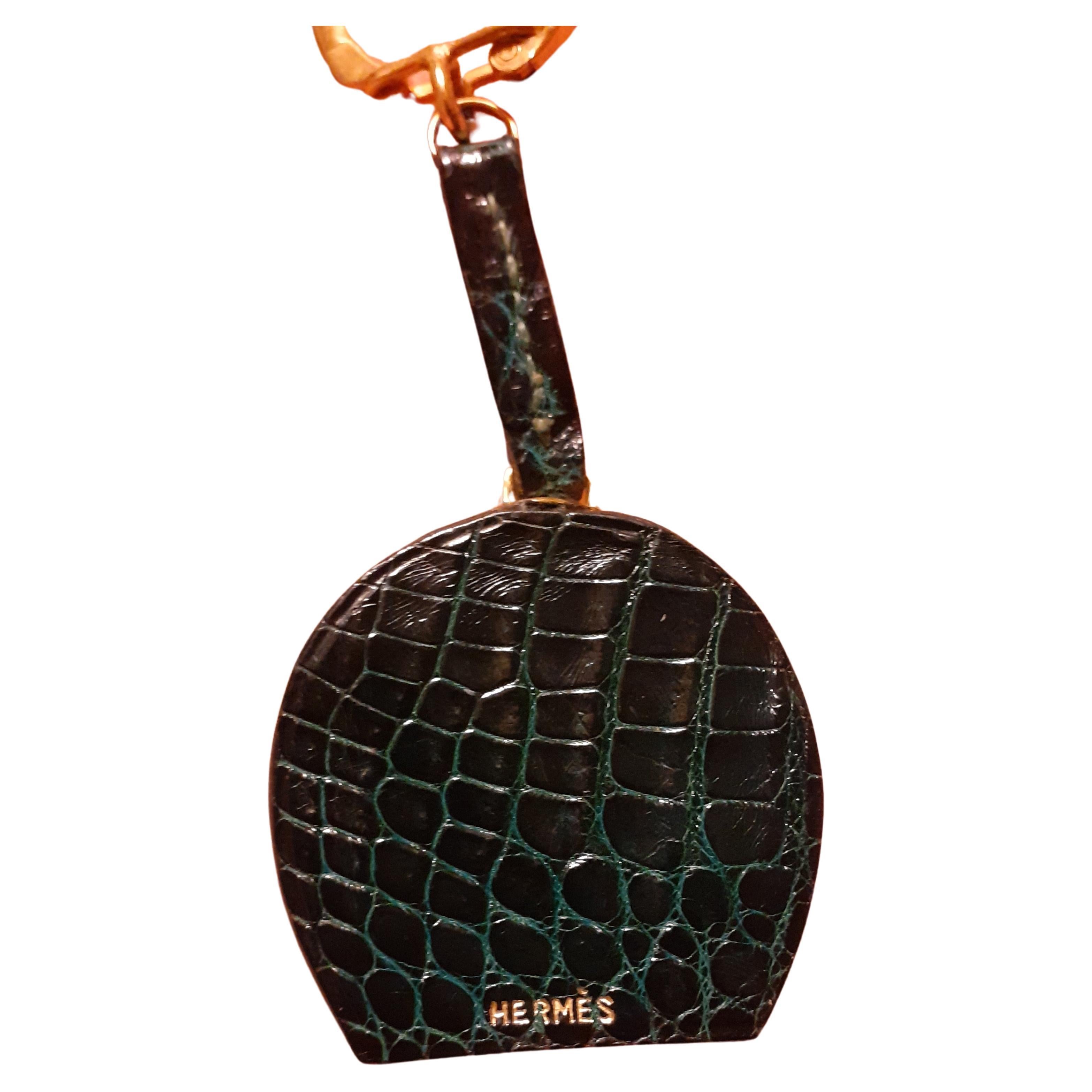 Beige Excetional Hermès Lucky Charm Key Ring Horseshoe Green Crocodile Texas For Sale