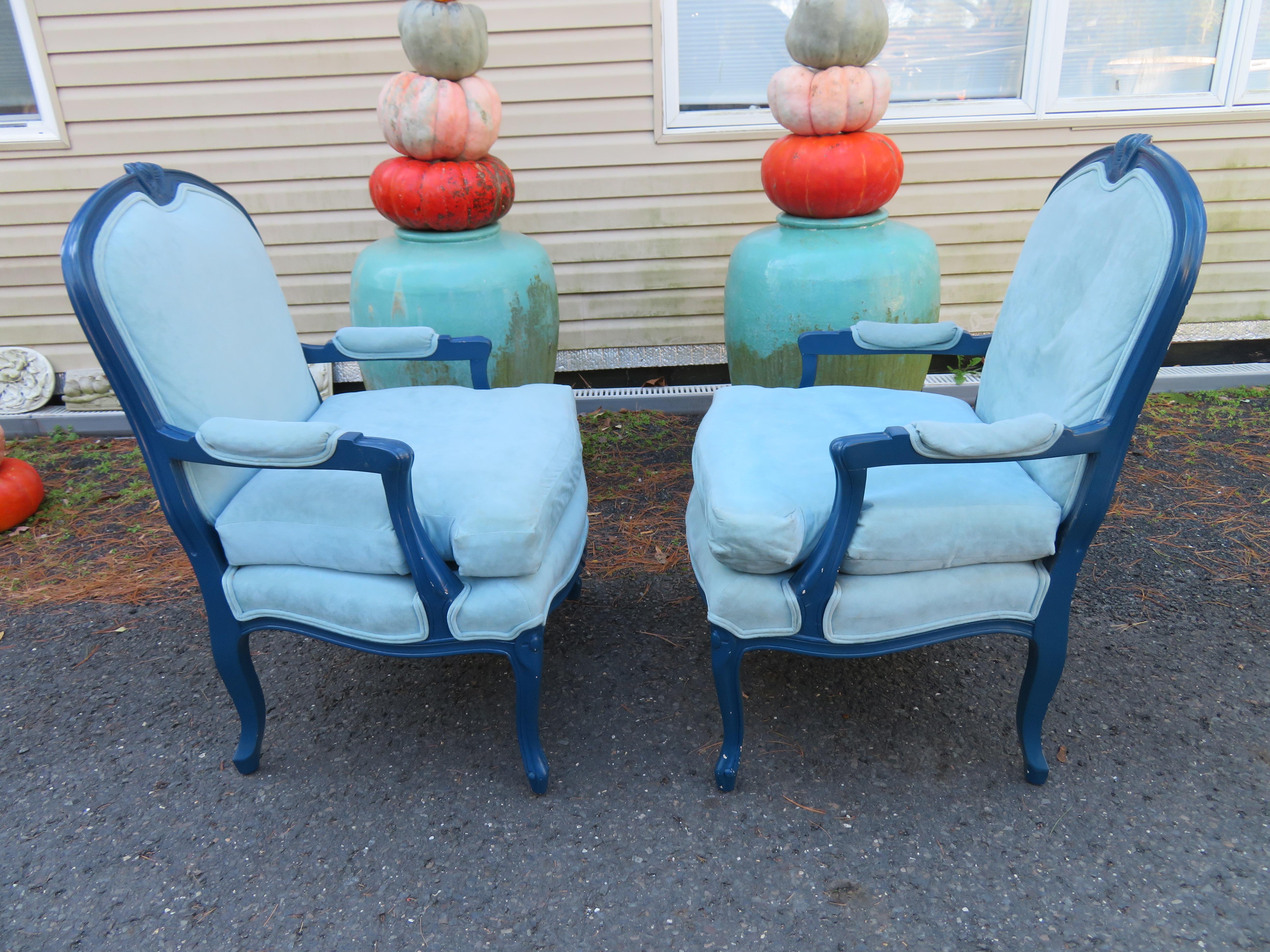 Aufregendes Paar Erwin-Lambeth-Louis-XV-Fauteuil-Stühle, ca. 60er Jahre. Wir lieben die originalen persischblau lackierten Rahmen mit den babyblauen Ultra-Wildlederbezügen. Die Stühle haben die Maße 38 