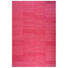Un emozionante tappeto a trama piatta in stile Shaker Style contemporaneo, di colore rosa-rosa.