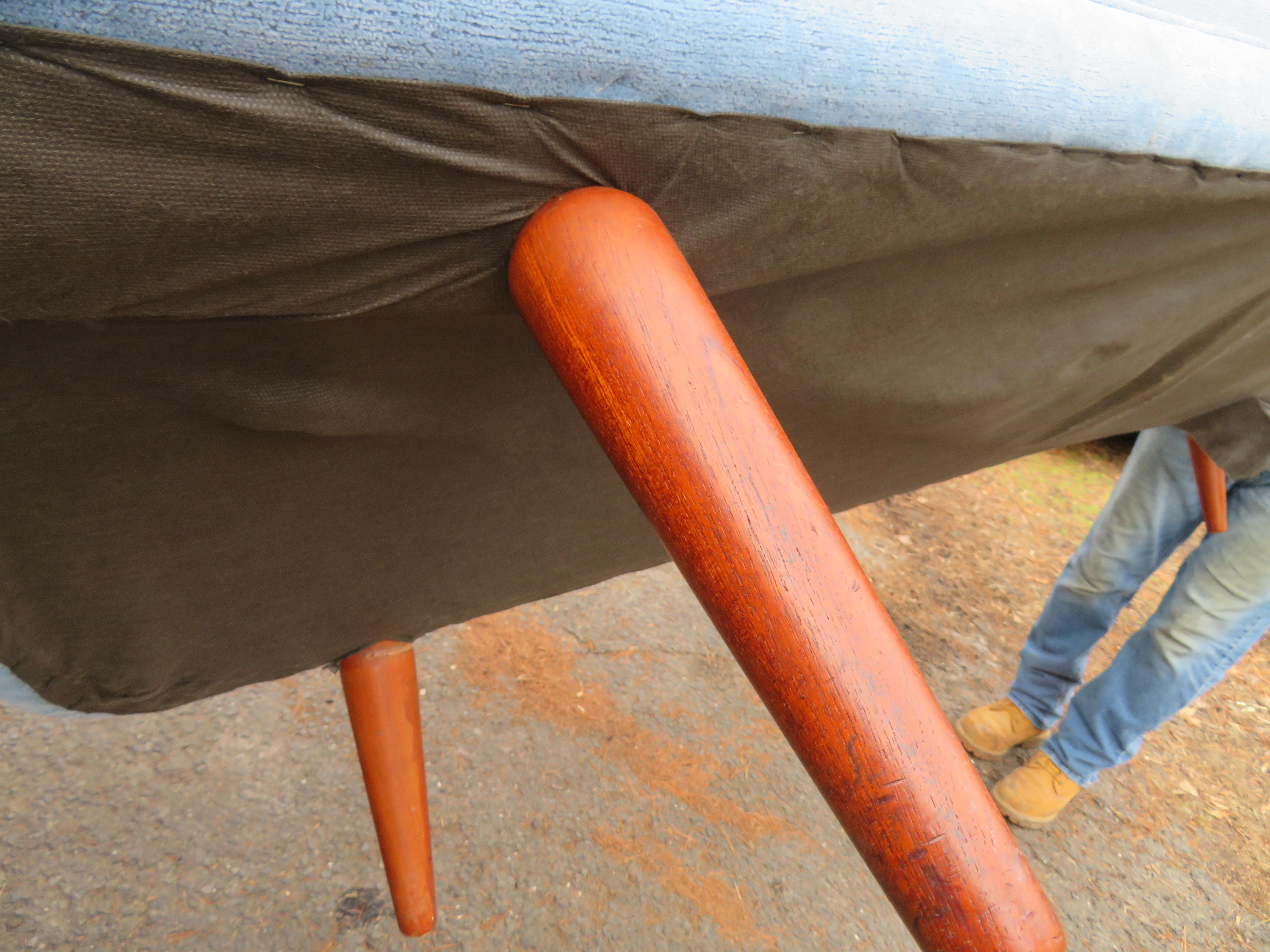 Excitante T. H. Robsjohn-Gibbing para Widdicomb Sofá curvado con borde de madera esculpida en venta 5