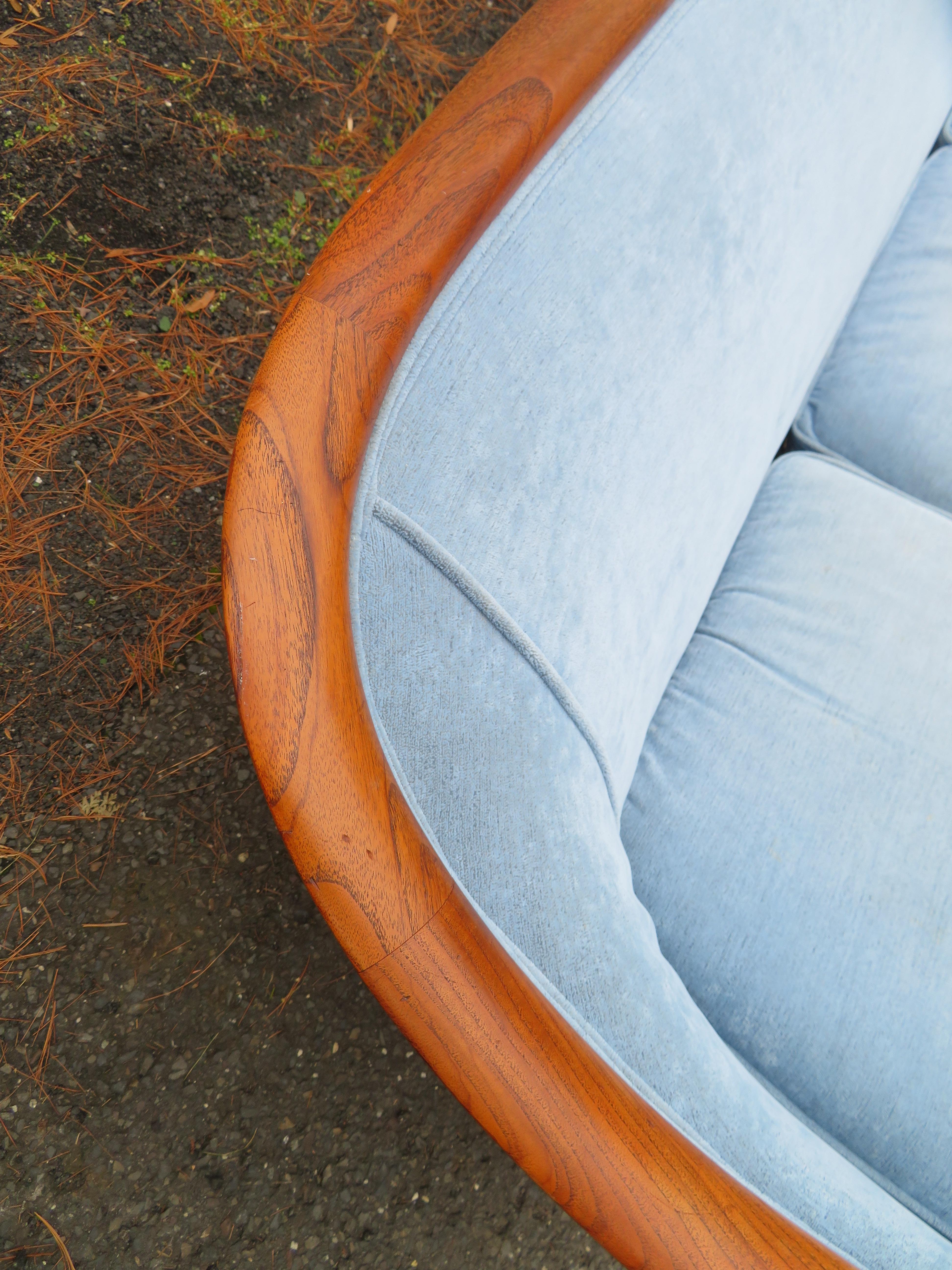 Exciting T. H. Robsjohn-Gibbing für Widdicomb Gebogenes Sofa mit skulpturaler Holzkante im Angebot 1