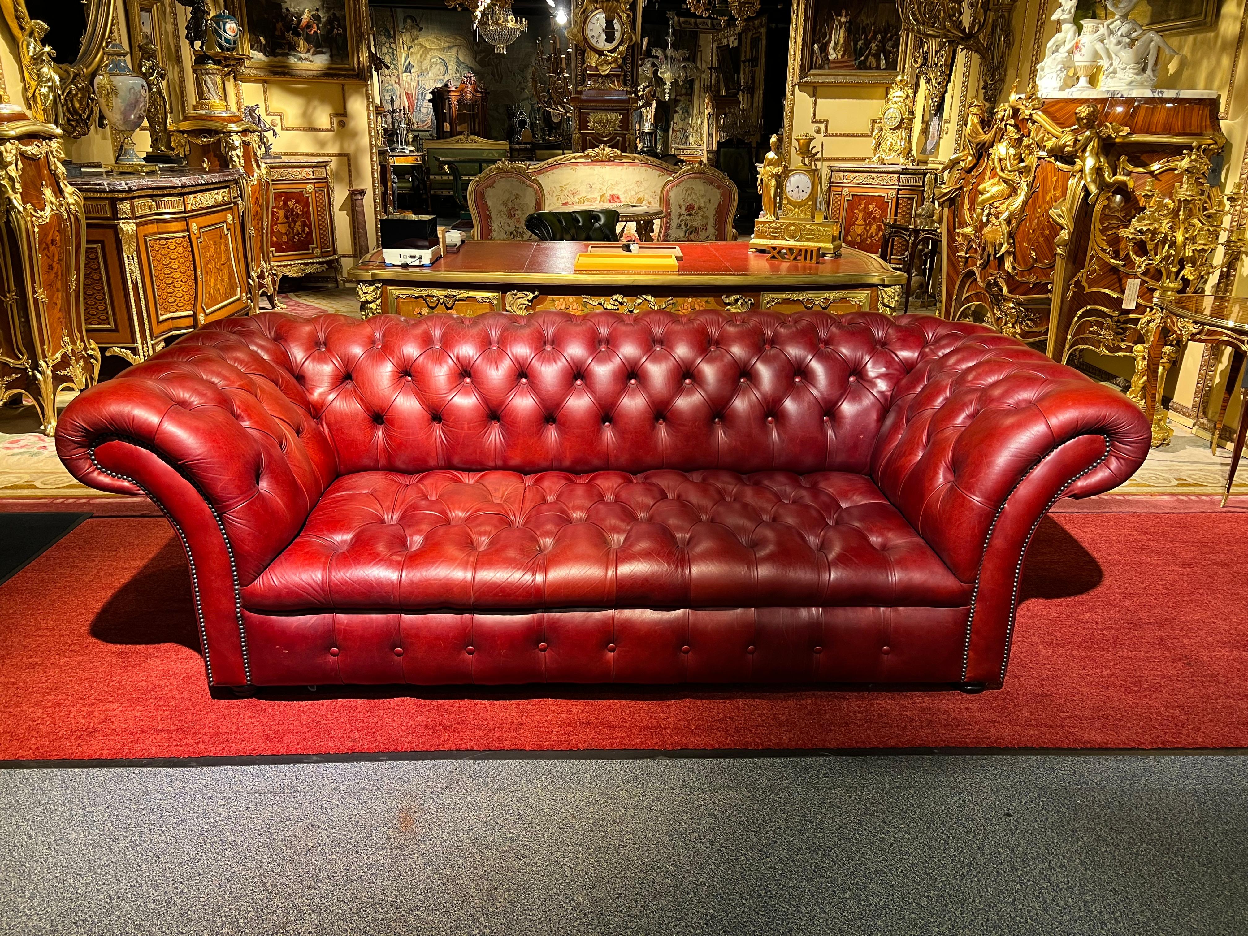20th century leather Chesterfield sofa. One of the most elegant models with button down seating, this is a fashionable evergreen capable of uplifting the interior space of any contemporary or traditional home, the colour combining refined elegance