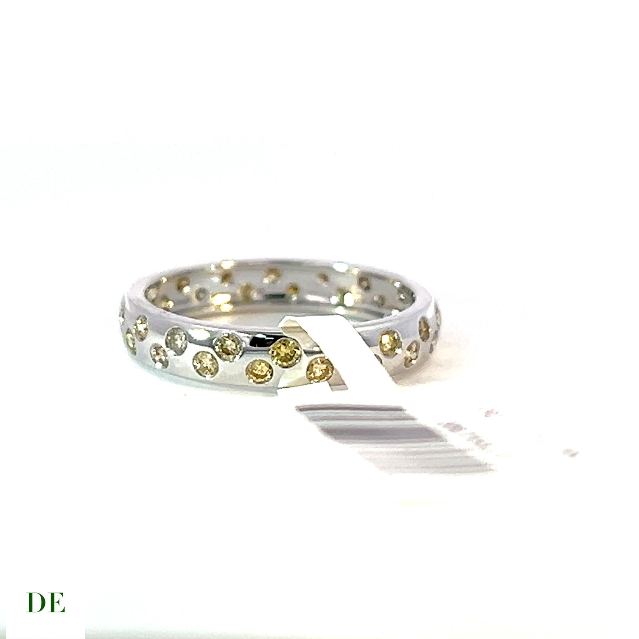 Anillo exclusivo de oro blanco de 14 quilates y 0,64 quilates con banda de diamantes de color fantasía y lunares Corte brillante en venta