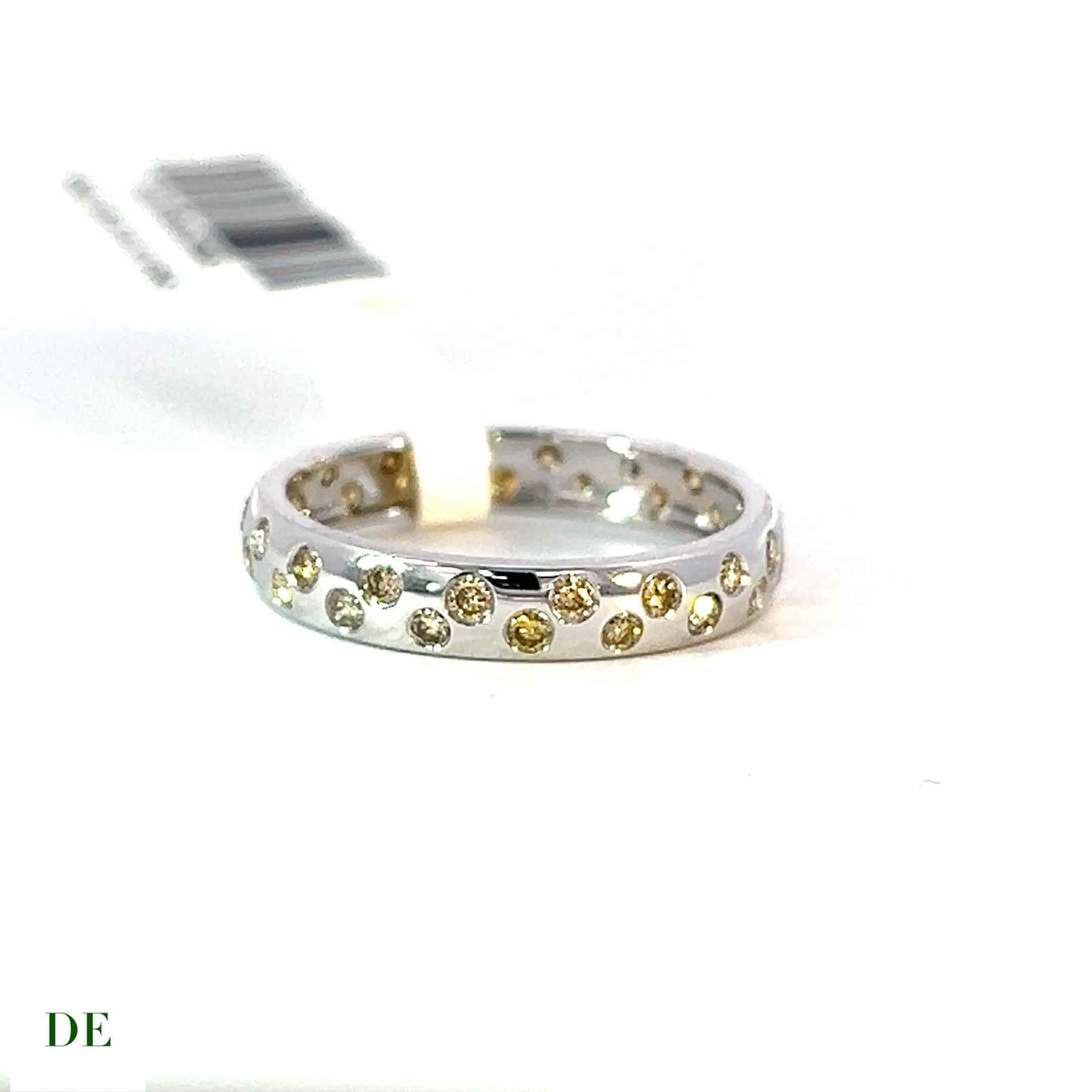 Femenino o masculino Anillo exclusivo de oro blanco de 14 quilates y 0,64 quilates con banda de diamantes de color fantasía y lunares en venta
