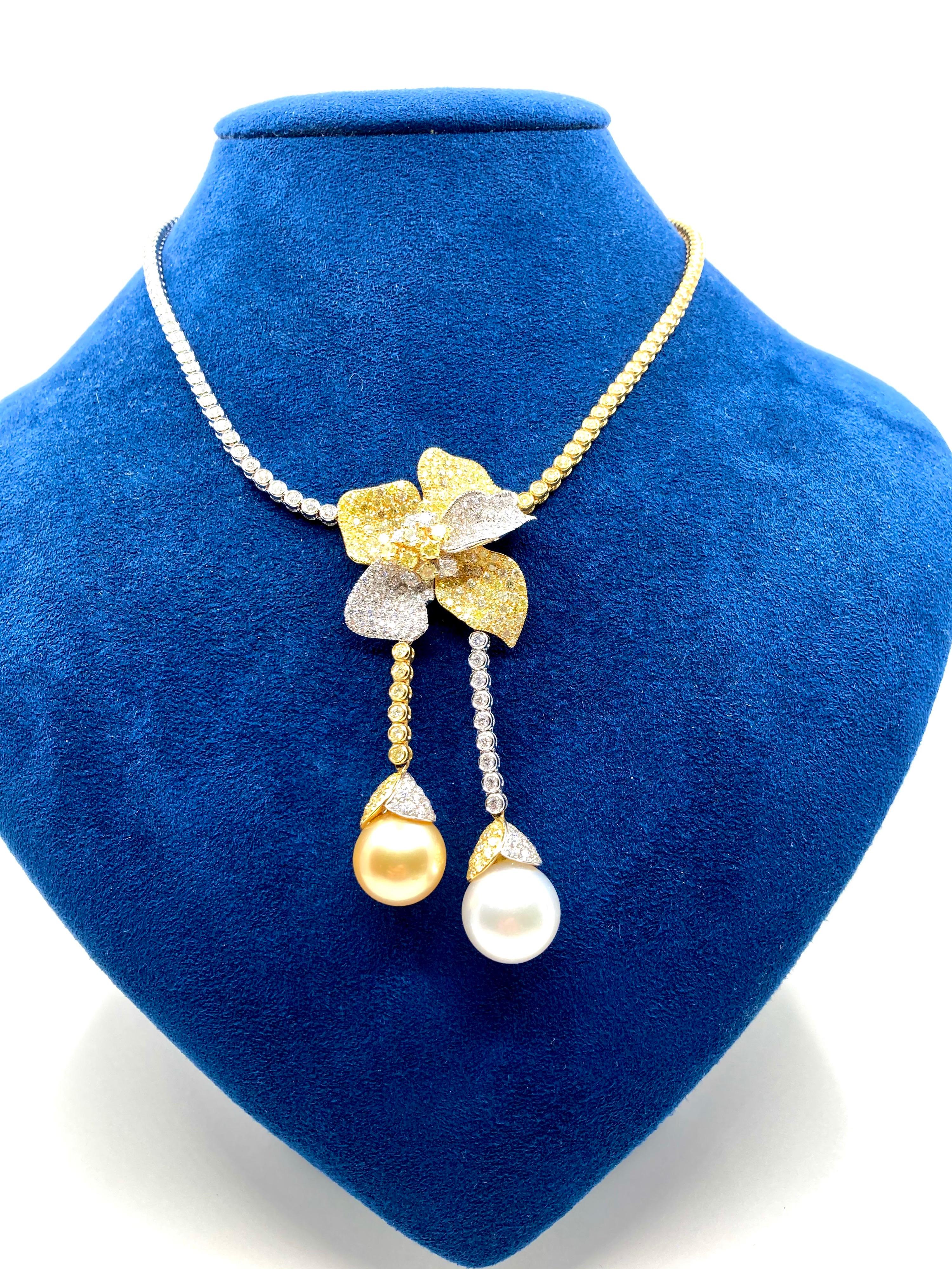 Exclusive 18 Karat White and Yellow Gold South Sea Pearl and Diamonds Necklace For Sale 1