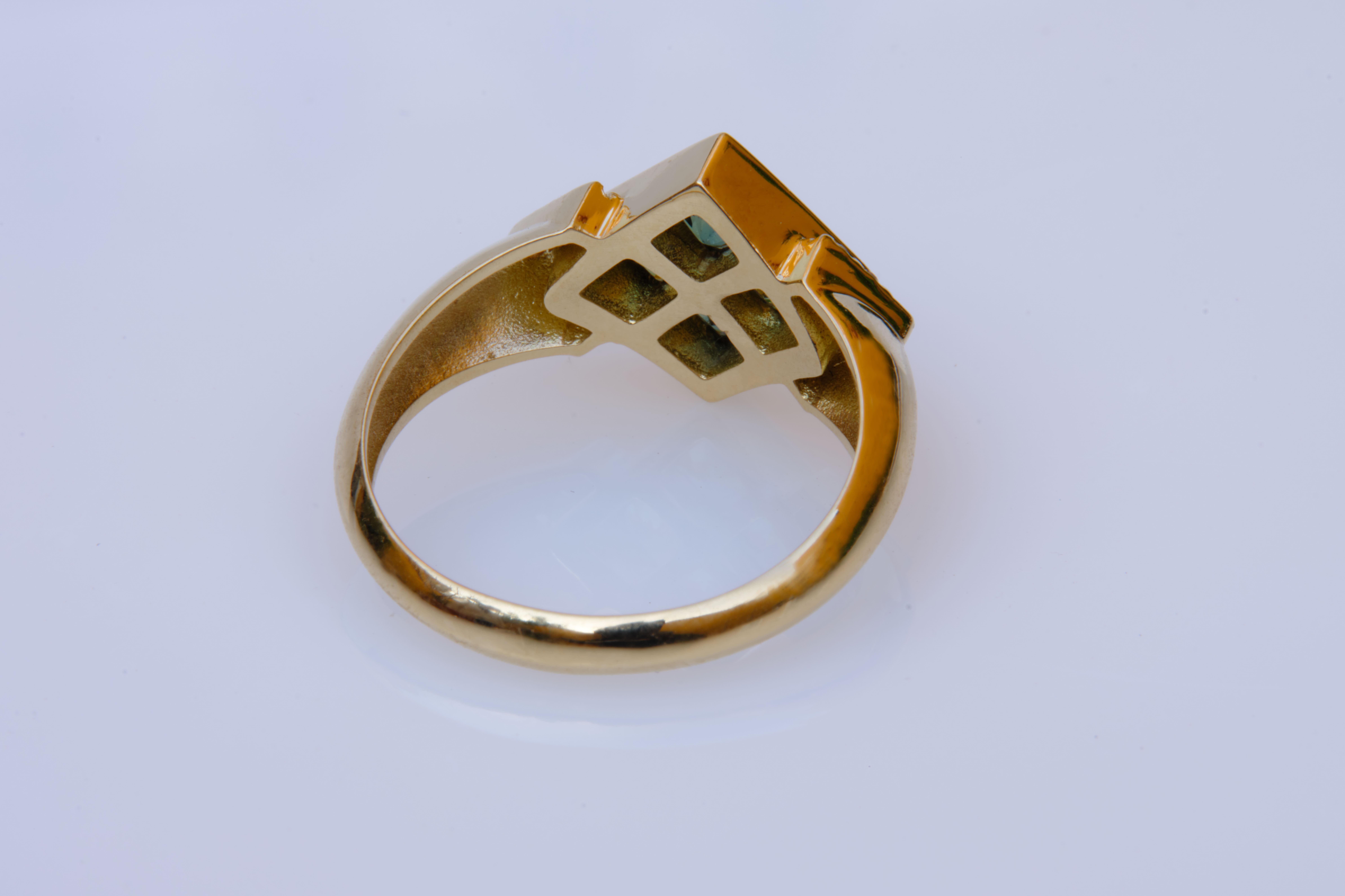 Exclusive 18 Karat Gold 1.1 Carat Unheated Green Sapphire Princess Cut Ring In New Condition For Sale In Málaga, ES
