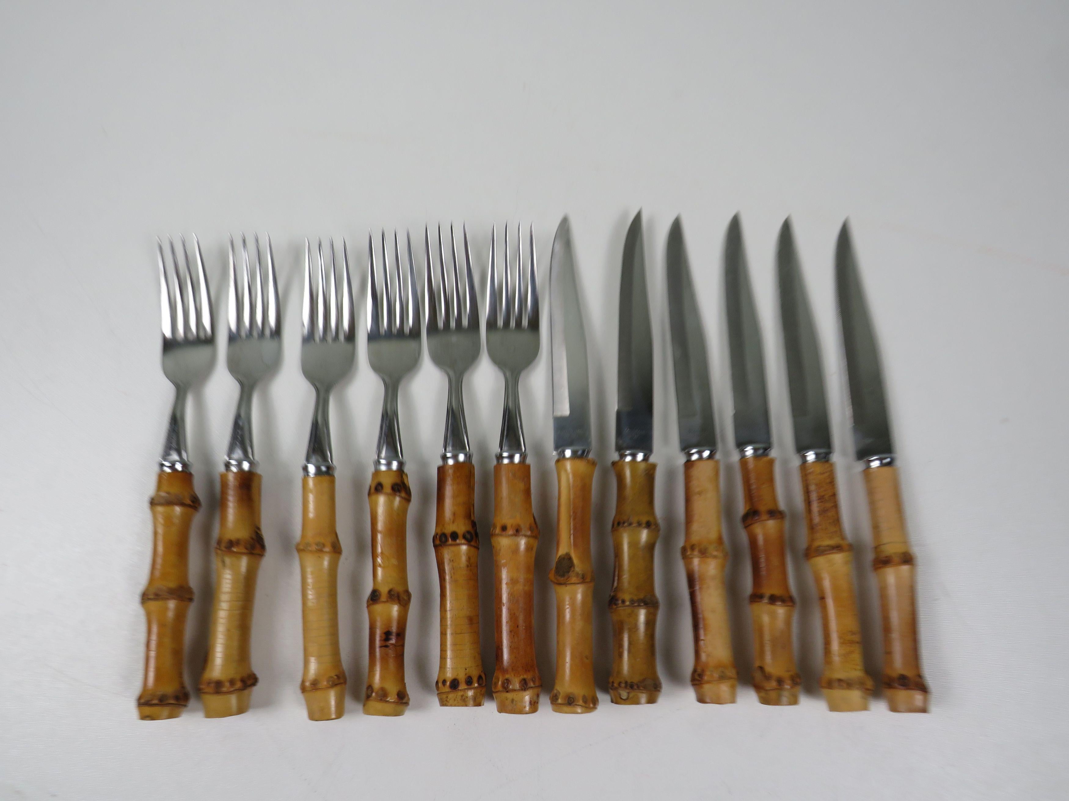 A real eye-catcher for the set table: this rare Italian steak cutlery set consists of 6 elegant knives and 6 matching forks. The combination of stainless steel with natural bamboo handles makes each piece unique. Perfect for design lovers,