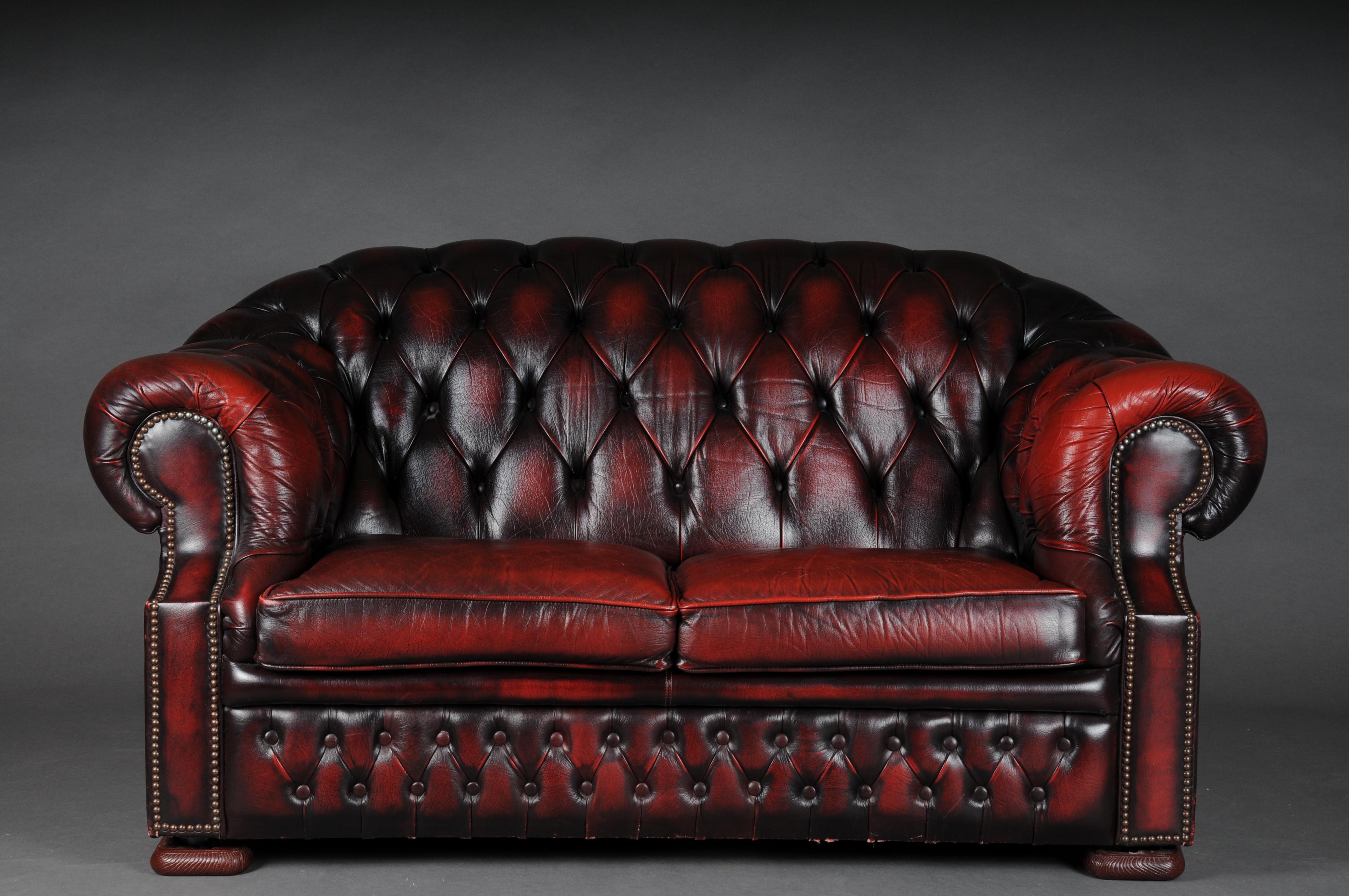 Exklusive 2-Sitzer Chesterfield Couch/Sofa Bordeaux rot, England

Chesterfield 2-Sitzer Sofa / Couch, echtes Leder Vintage. Dunkelbraun. Abnehmbares Sitzkissen.
Elegant und zeitlos - klassisches Chesterfield-Design für jedes Ambiente und für mehr