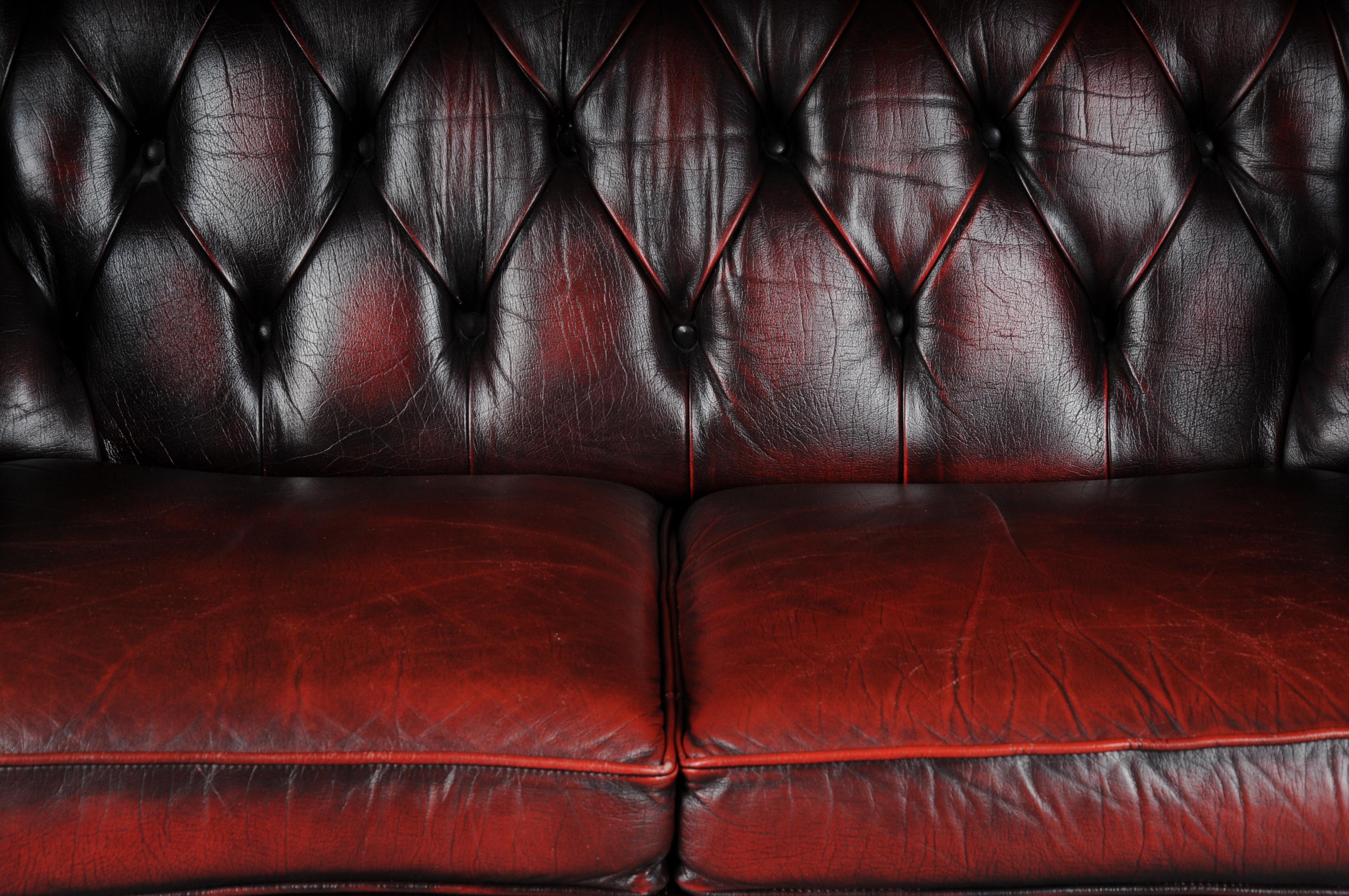 Exklusive 2-Sitzer Chesterfield Couch/Sofa Bordeaux rot, England im Zustand „Gut“ in Berlin, DE