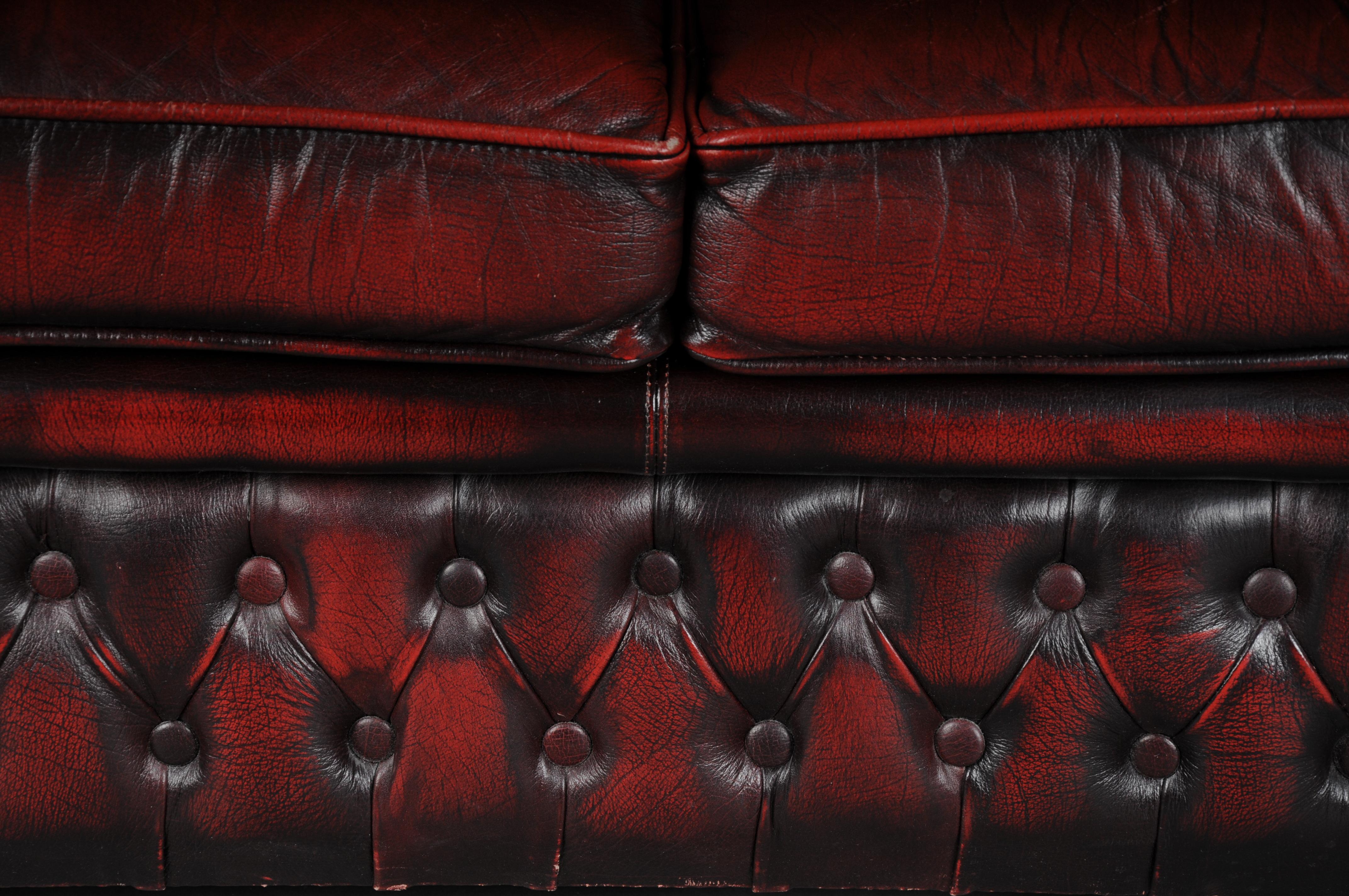 Exklusive 2-Sitzer Chesterfield Couch/Sofa Bordeaux rot, England 1