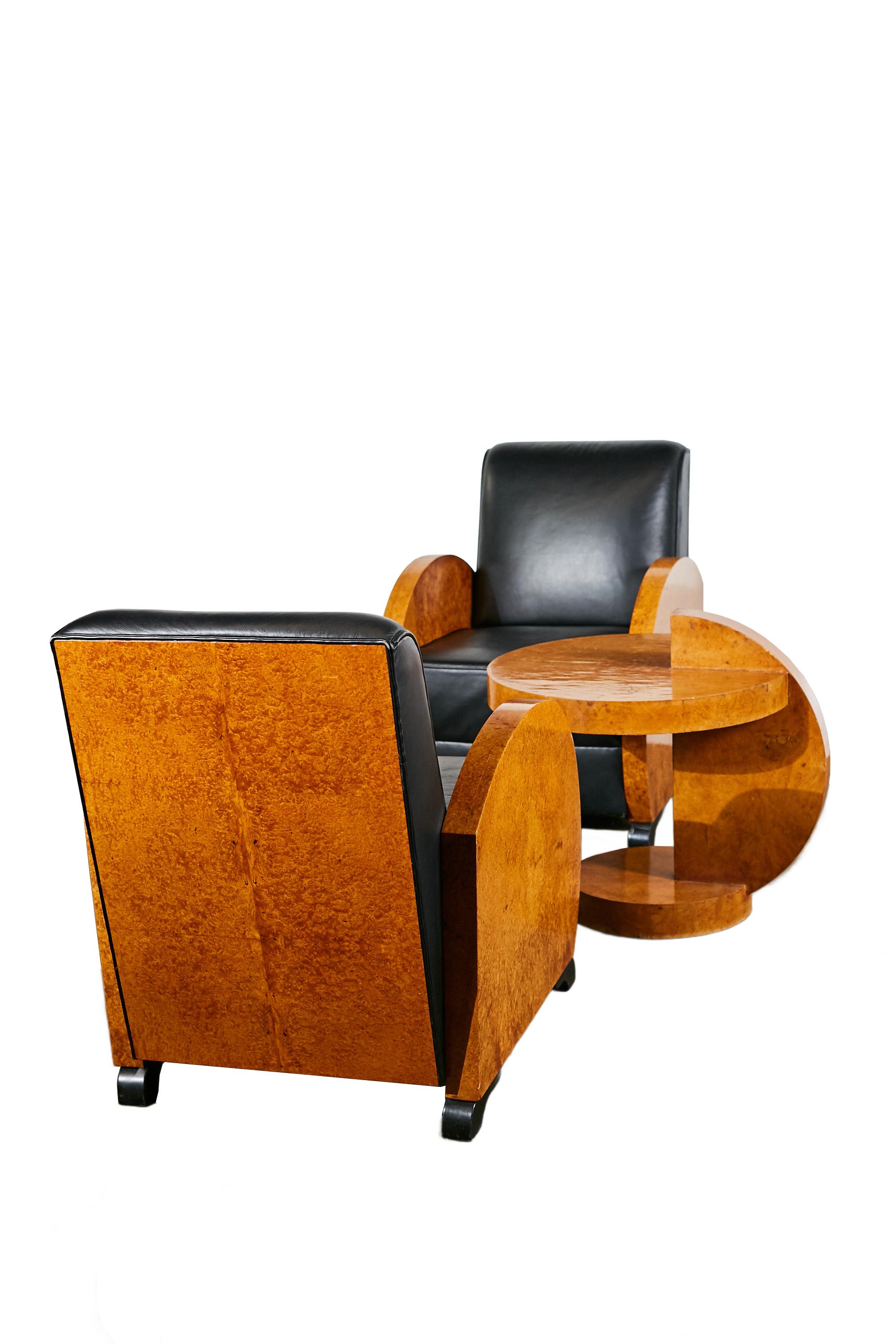 Goditi un'eleganza senza tempo in una confezione doppia: questo set di due poltrone non restaurate combina il pregiato legno di Amboina con la pelle verniciata nera e aggiunge un tocco di esclusività a qualsiasi stanza. Il fascino vintage viene