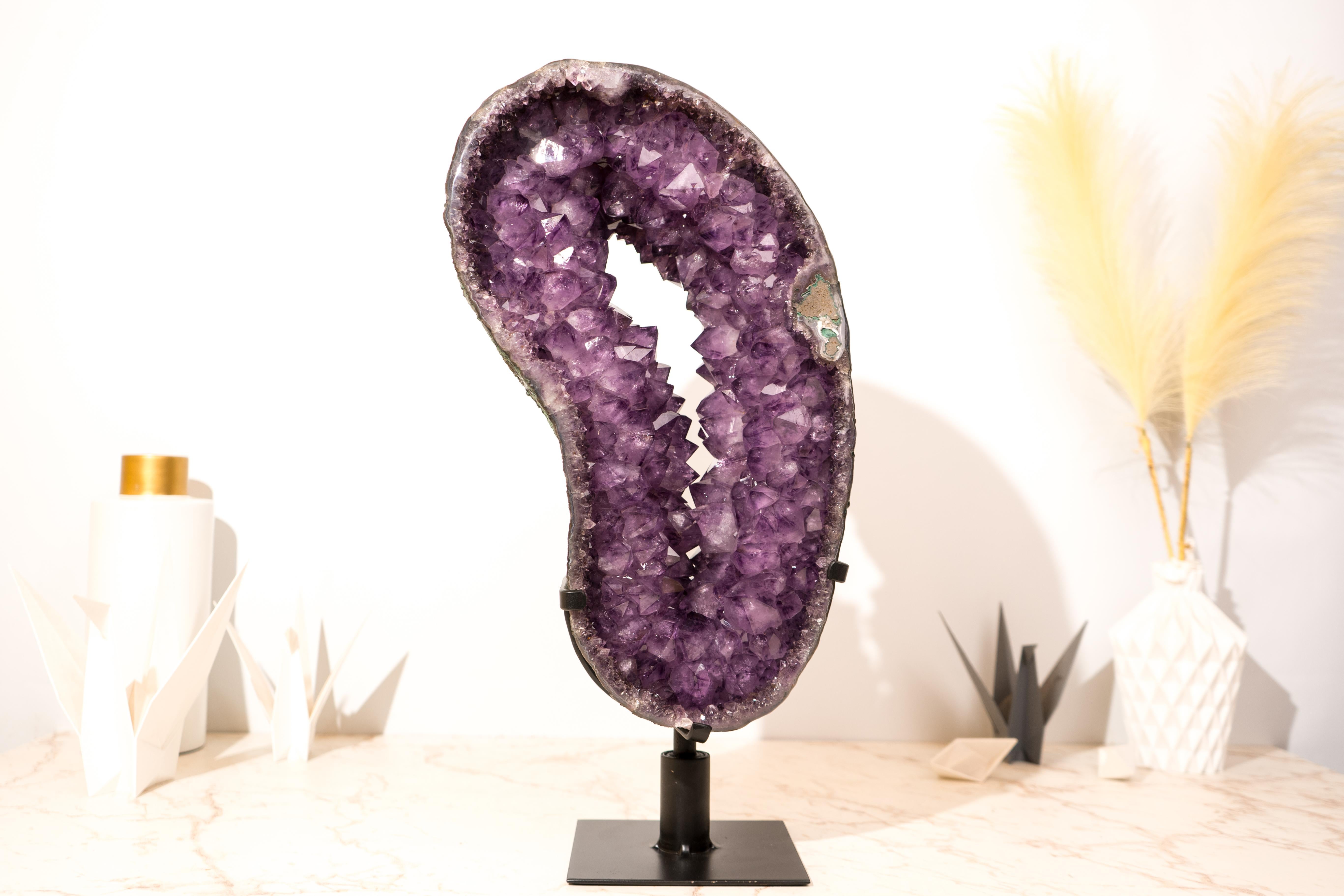 Grande géode d'améthyste Portales avec une rare formation en couronne d'améthyste pourpre foncé étincelante sur un support rotatif fait sur mesure

▫️ Description

Cette géode d'améthyste rare et étonnante est un chef-d'œuvre naturel qui offre une