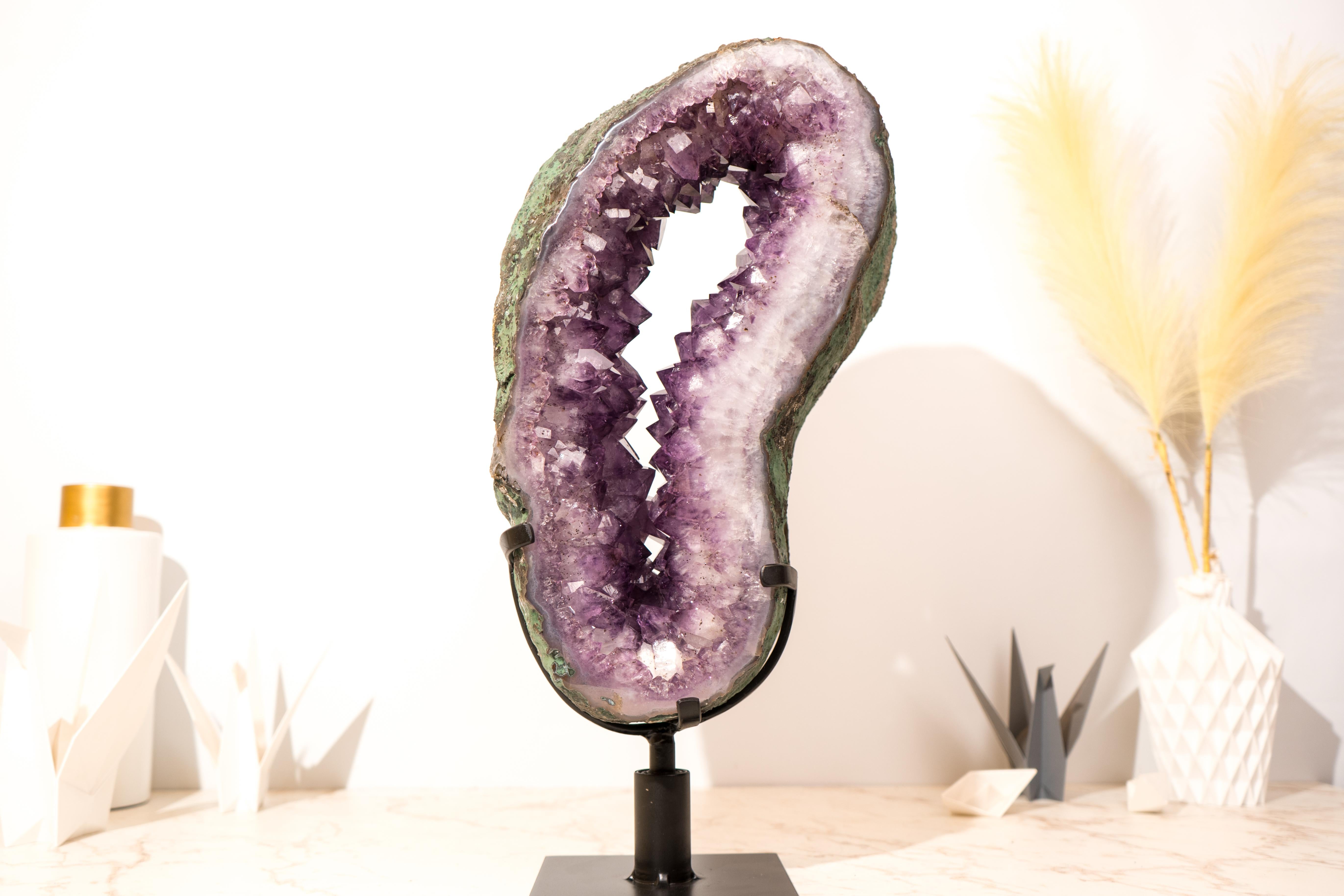 XXIe siècle et contemporain Géode d'améthyste exclusive Portales avec une rare formation de druzes en couronne, super rare en vente