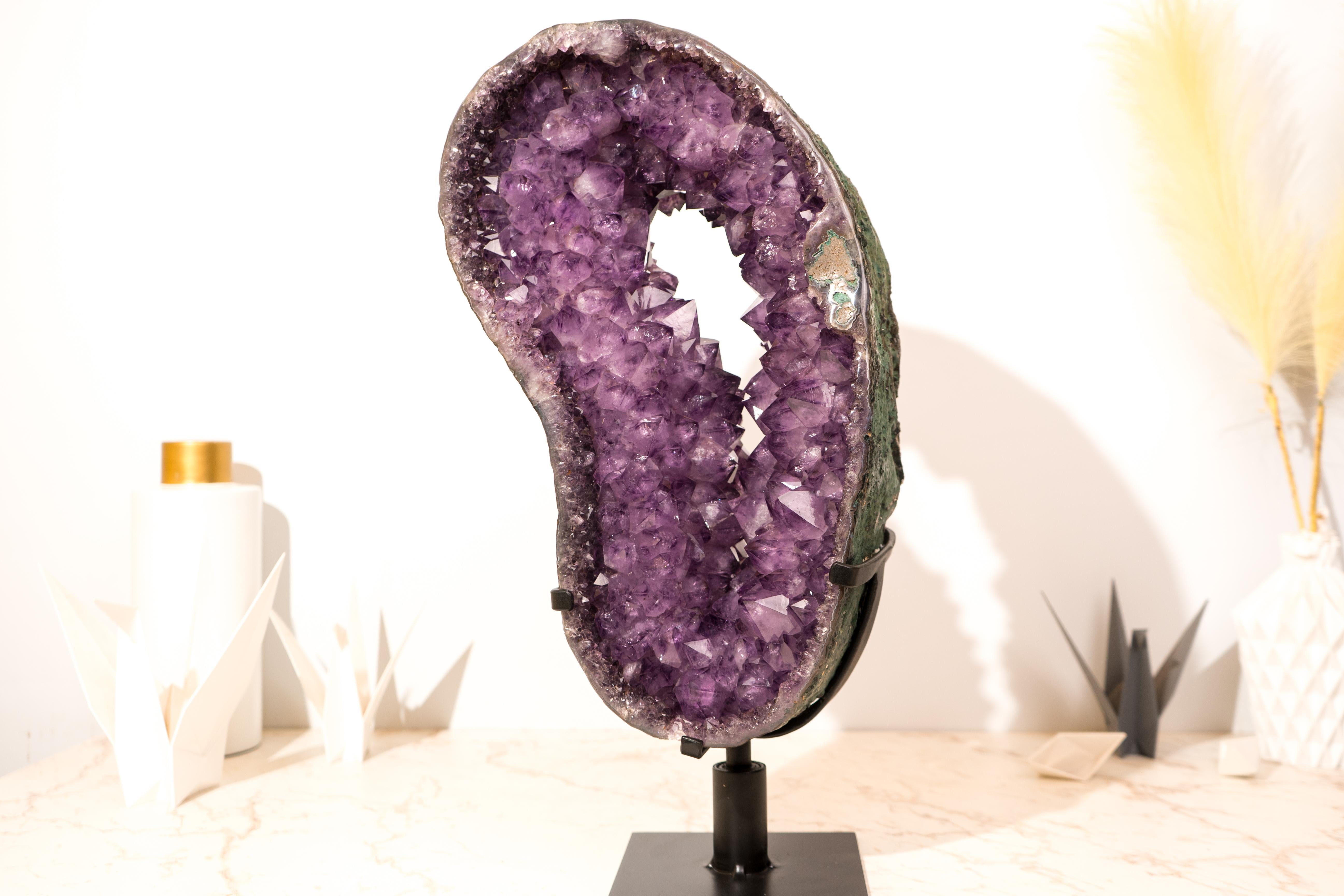 Géode d'améthyste exclusive Portales avec une rare formation de druzes en couronne, super rare en vente 1