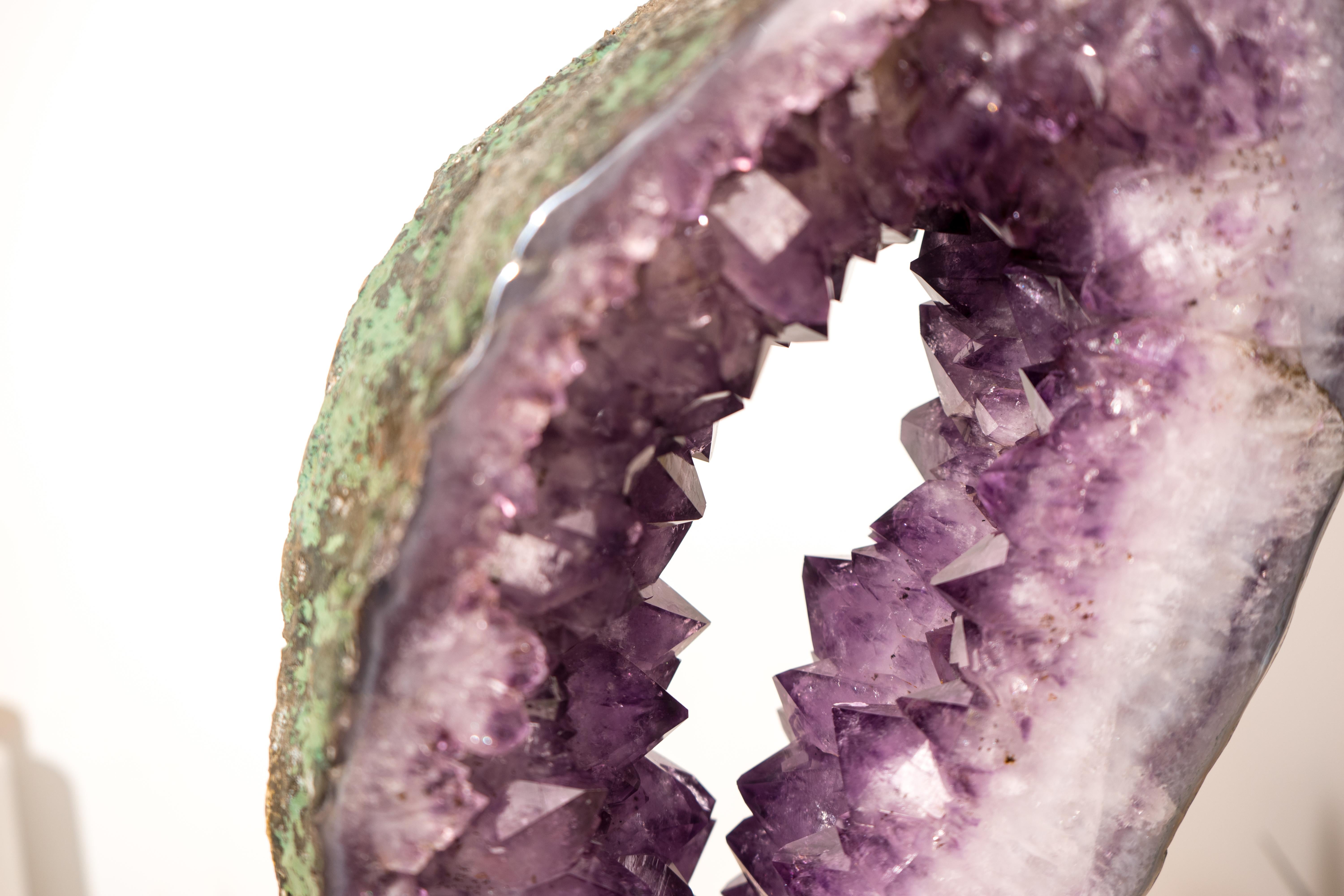 Géode d'améthyste exclusive Portales avec une rare formation de druzes en couronne, super rare en vente 2