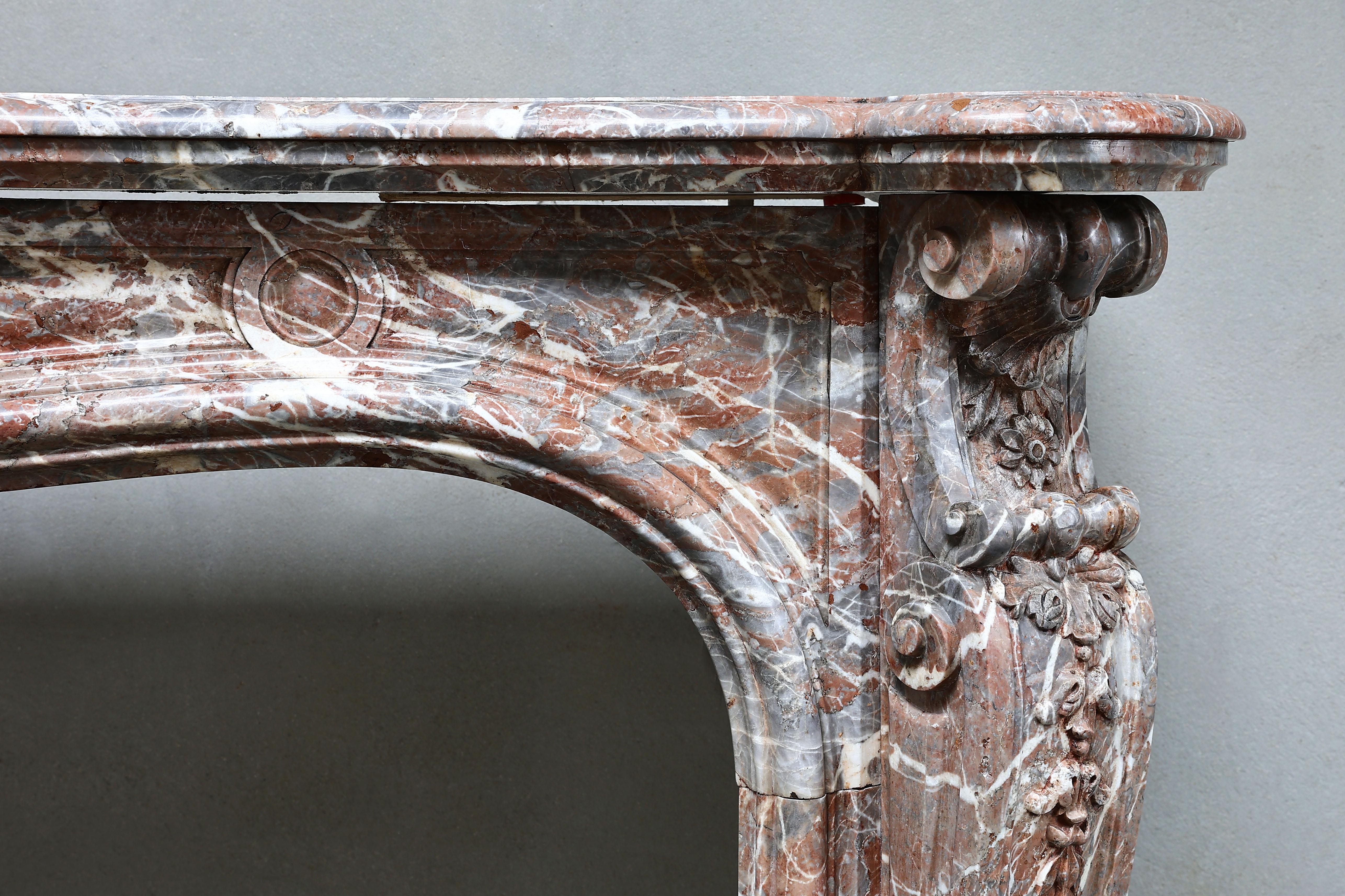 Louis XV Cheminée en marbre antique  Marbre Rouge Royal Belge  19ème siècle en vente