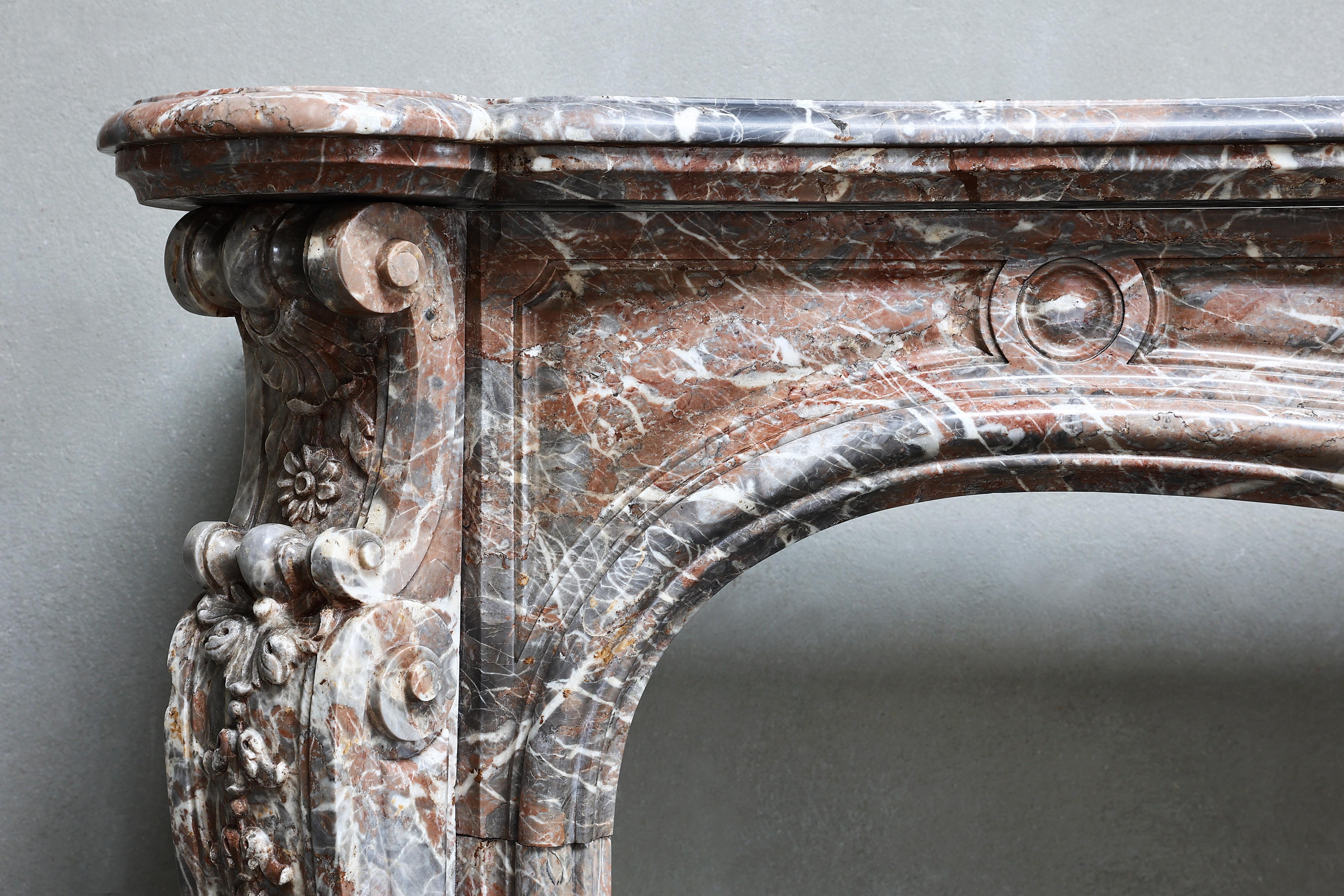 Antike Marmor-Kaminumrandung  Royal Belge-Marmor  19. Jahrhundert im Zustand „Gut“ im Angebot in Made, NL