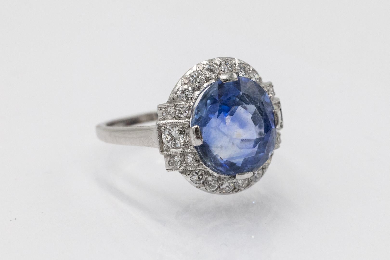 Exklusiver Art-Deco-Ring aus 18 Karat Weißgold mit Saphiren und Diamanten im Altschliff (Ovalschliff)