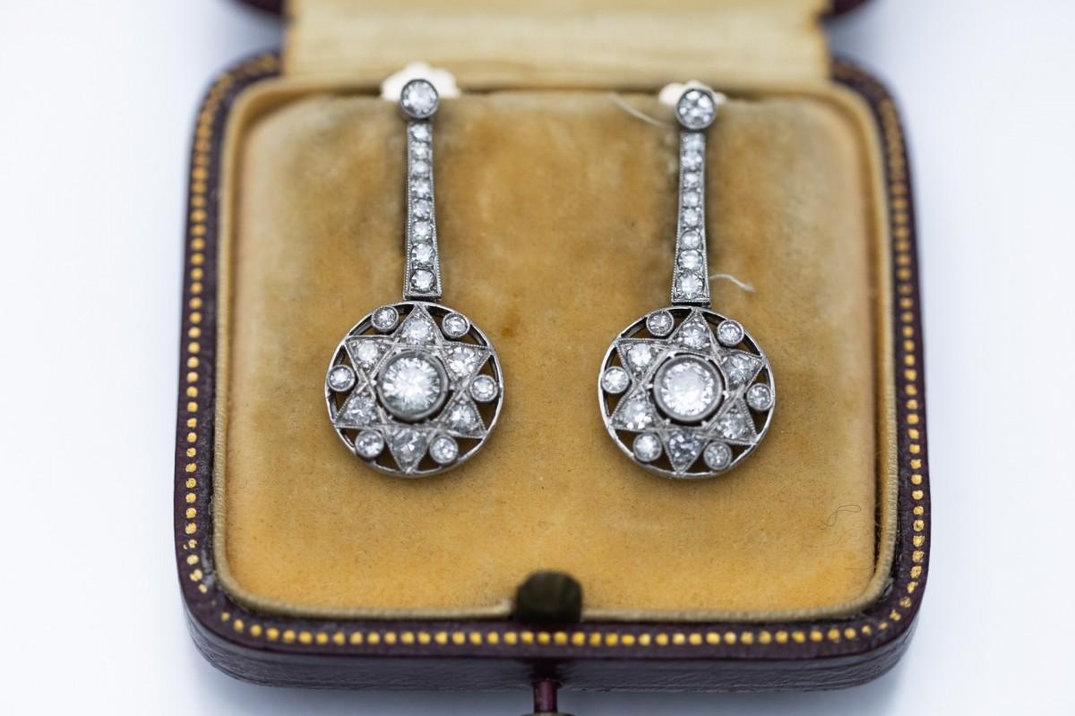 Boucles d'oreilles Art déco exclusives en or jaune 18 carats et platine avec diamants en vente 1
