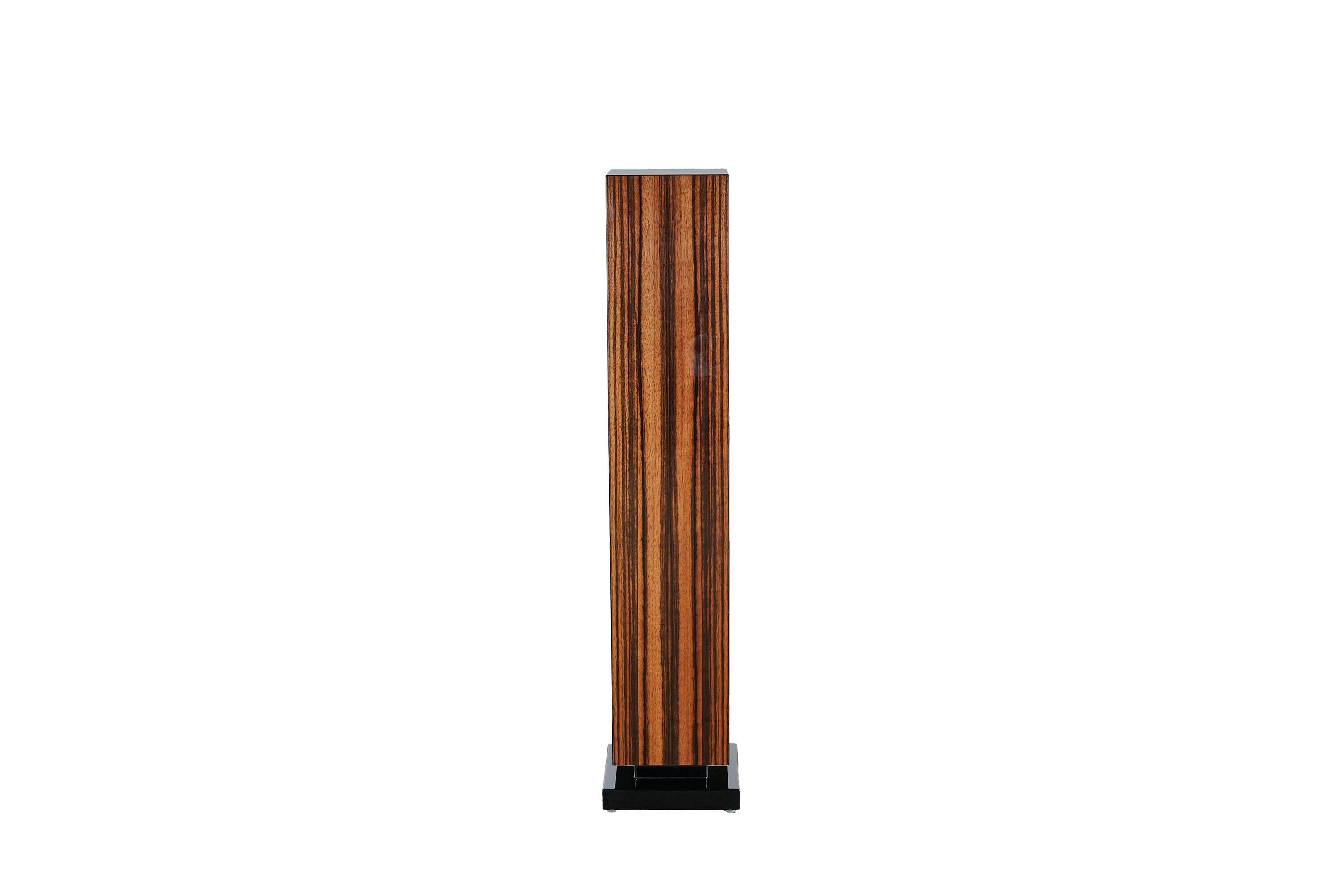 Allemand Exclusive Art Deco Pedestal - Le Stand d'exposition parfait pour votre maison en vente