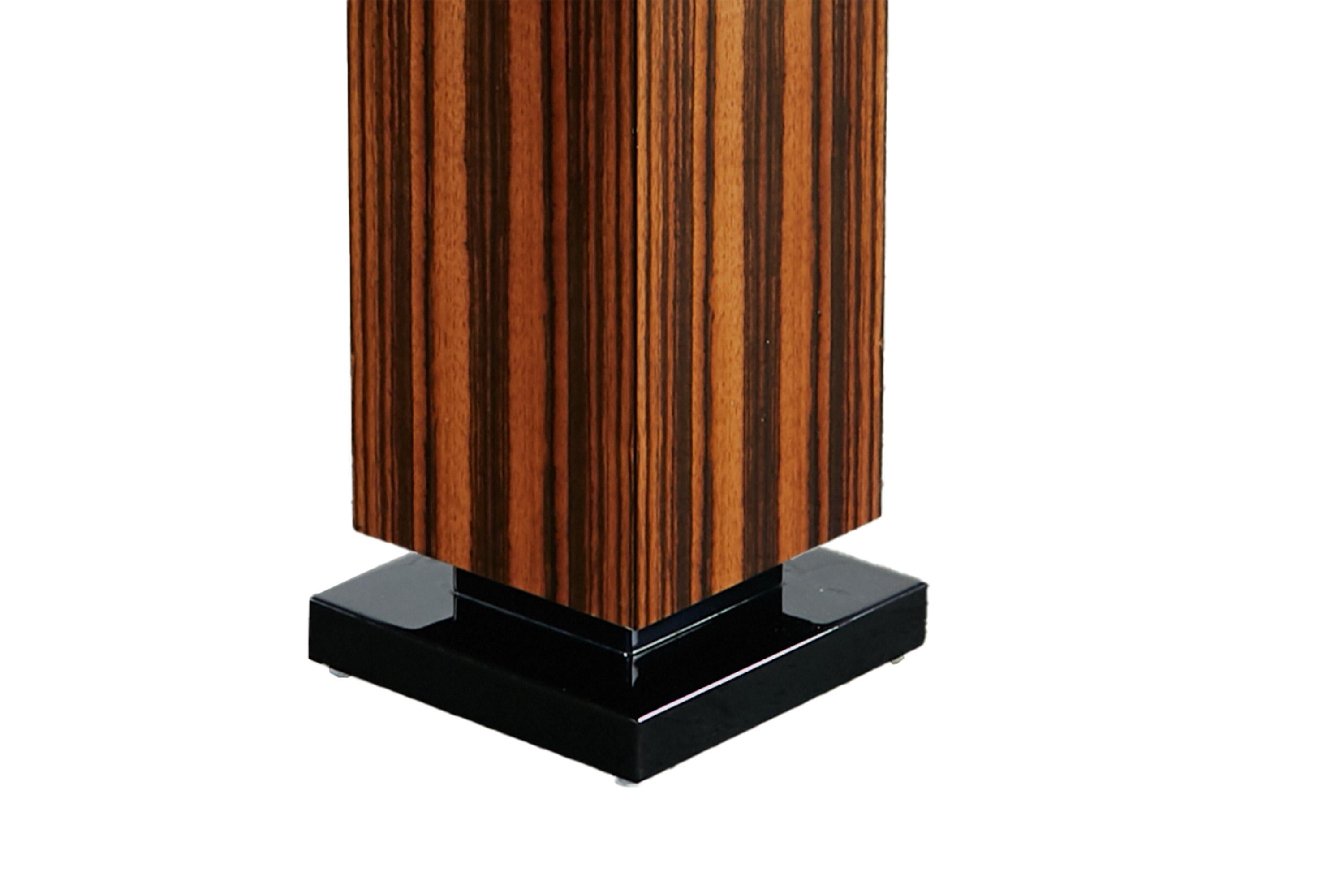 Laqué Exclusive Art Deco Pedestal - Le Stand d'exposition parfait pour votre maison en vente