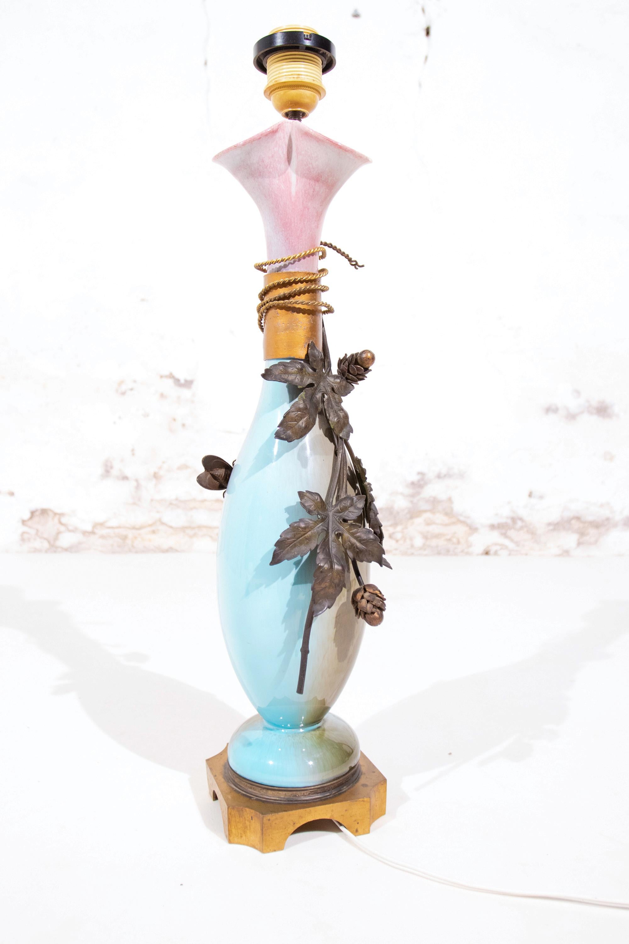 Early 20th Century Exclusive Art Nouveau Table lamp with Bronze Fly and Hop Leaves For Sale