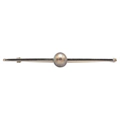 Exclusive bar brooch with Tahiti pearl