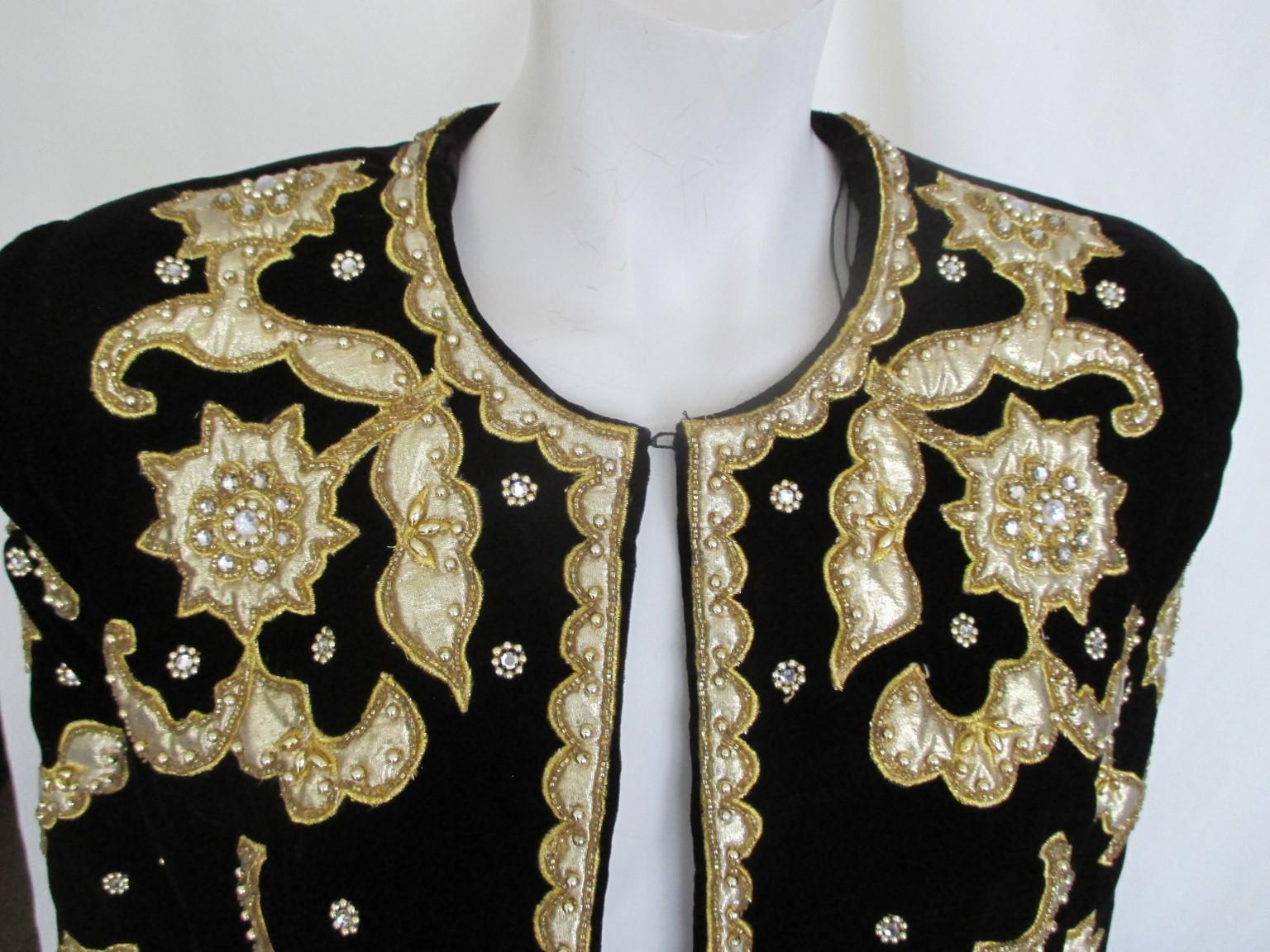 We offer more exclusive vintage items, view our frontstore.

Details:
black velvet
fully lined
1 closing hook
Gold embroided with rhine stones and gold details
Appears to be small, please refer to the measurements in the description.


Please note