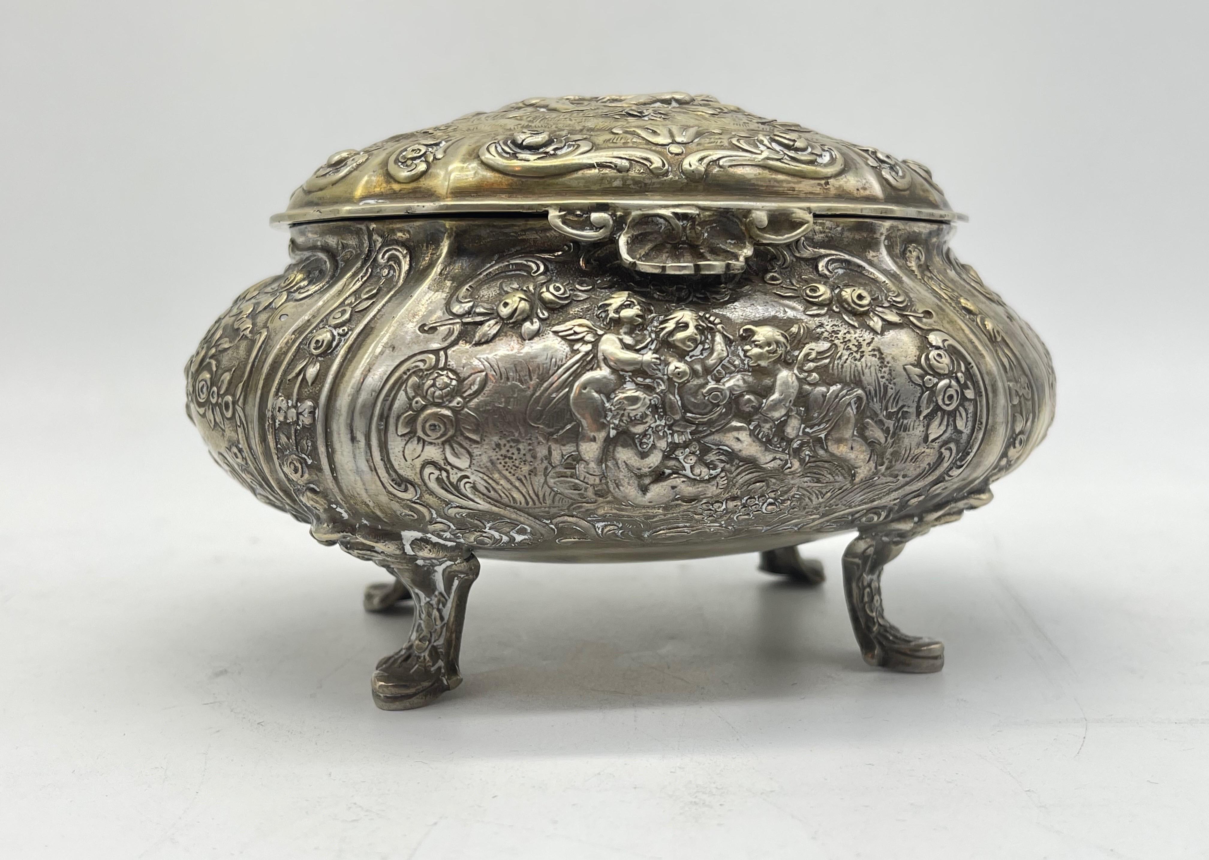 Exclusive Bonboniere / Sugar Lidded box 800 Silver Germany gilded, Flowers Putto In Good Condition For Sale In Berlin, DE