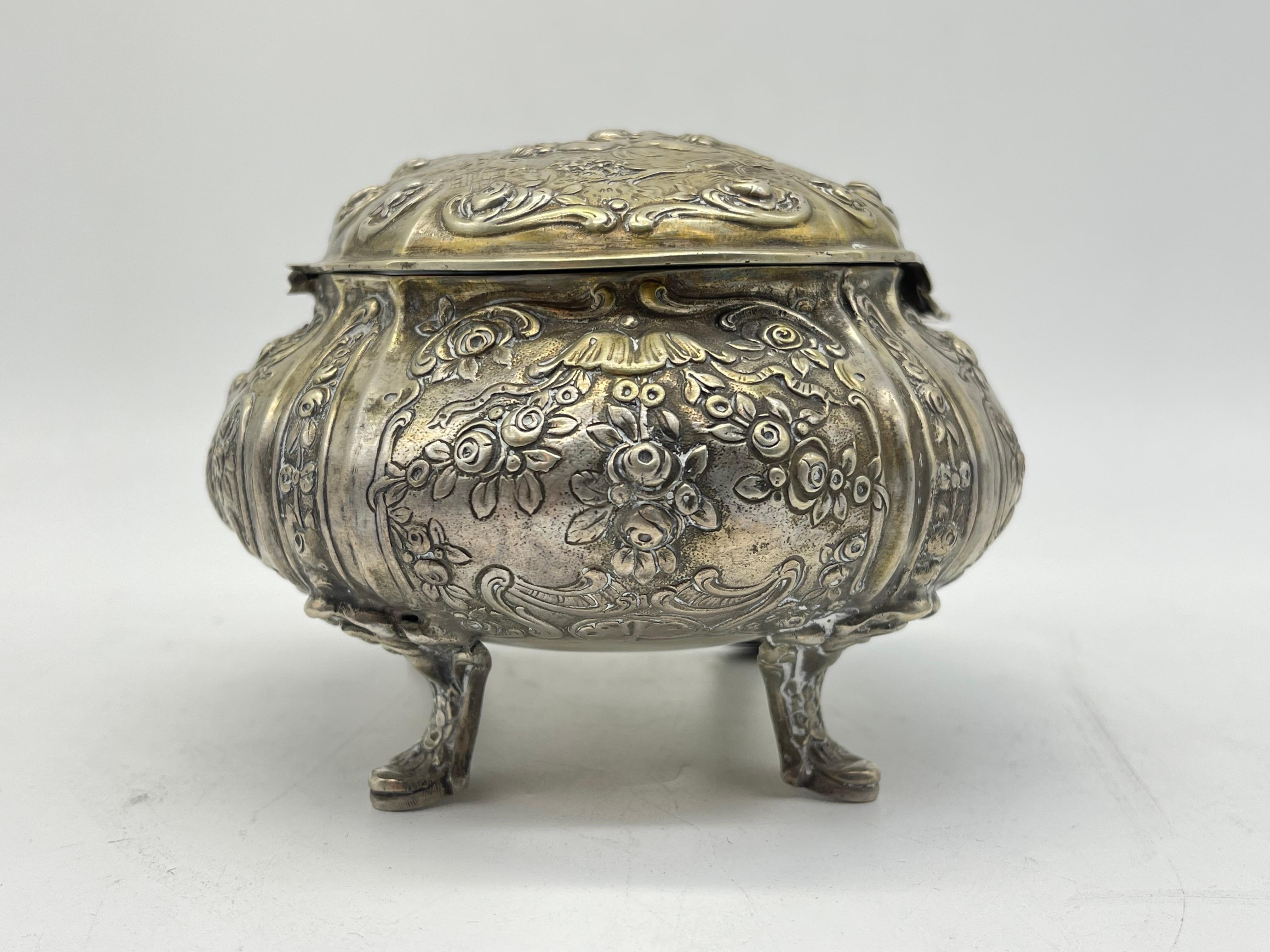 Exclusive Bonboniere / Sugar Lidded box 800 Silver Germany gilded, Flowers Putto For Sale 4