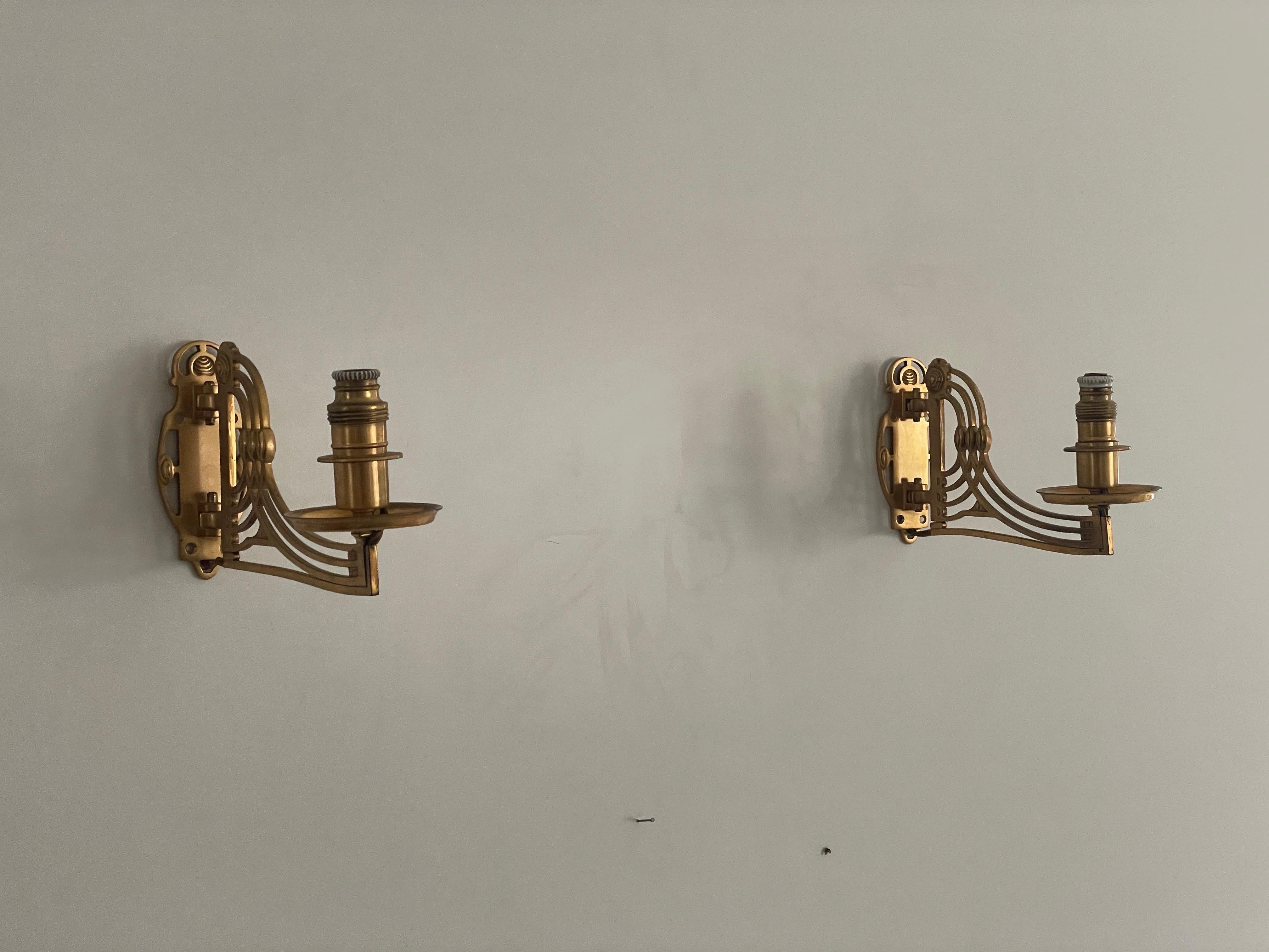 Exclusivo par de apliques Art Nouveau de latón, años 20, Alemania

Apliques muy elegantes y minimalistas
La lámpara está en muy buen estado.

Estas lámparas funcionan con E14  bombilla estándar. 
Con cable y apto para su uso en todos los países.