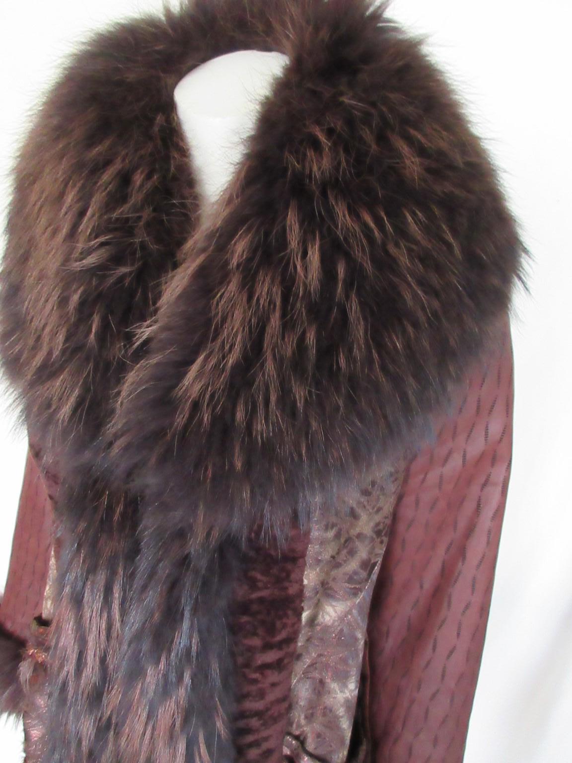 Beautiful vintage fur coat with leather and fox fur details 

We offer more luxurious fur items, view our frontstore

Details:
With 2 pockets and 3 closing buttons
brown bronze shades of shiny fabric
Huge collar and end of sleeves made of fox