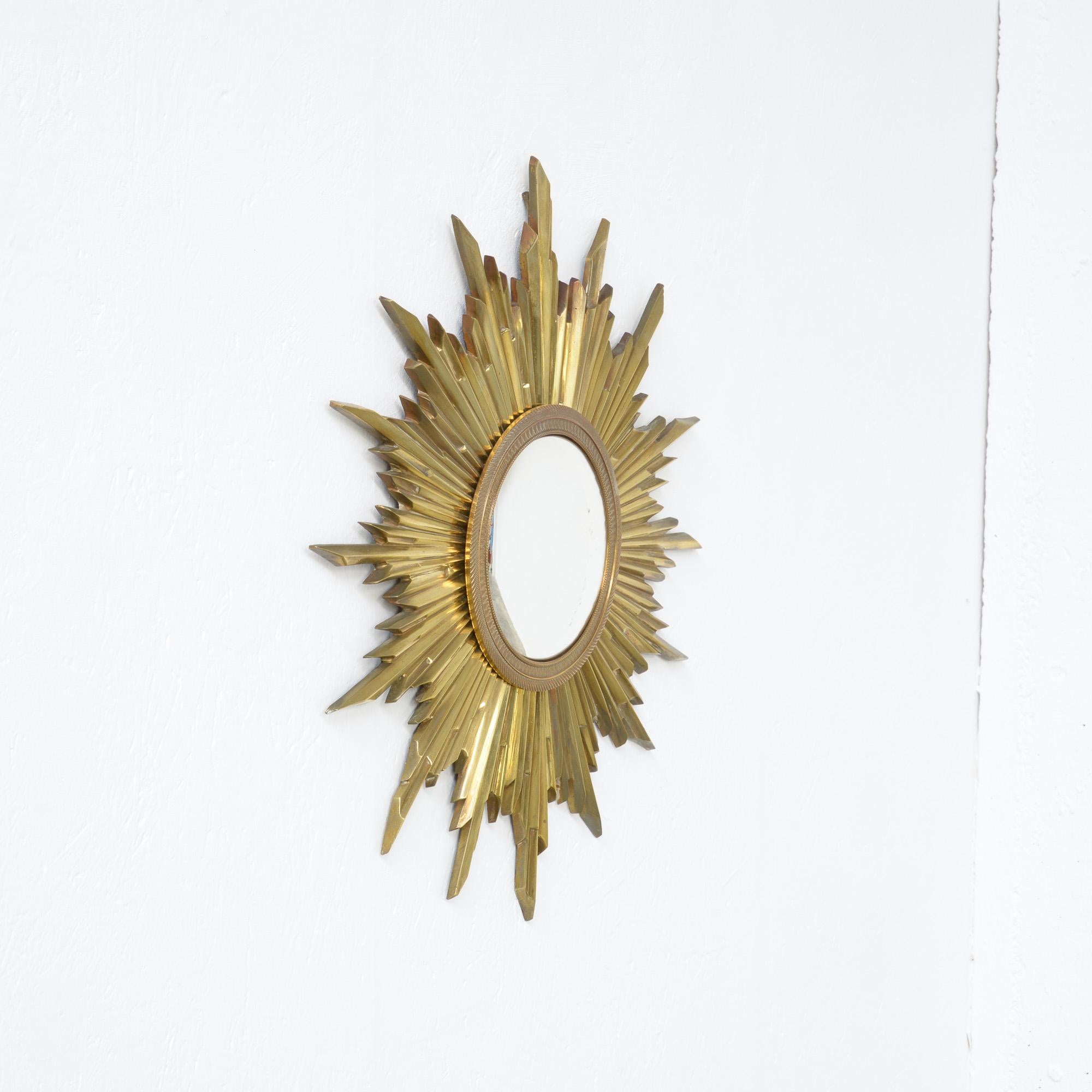 This bronze sunburst mirror can be dated circa 1900.
The bright full bronze mirror frame is very nice detailed, it holds the original convex mirror glass.
This high quality mirror is in perfect vintage condition. It is a very rare piece.
   