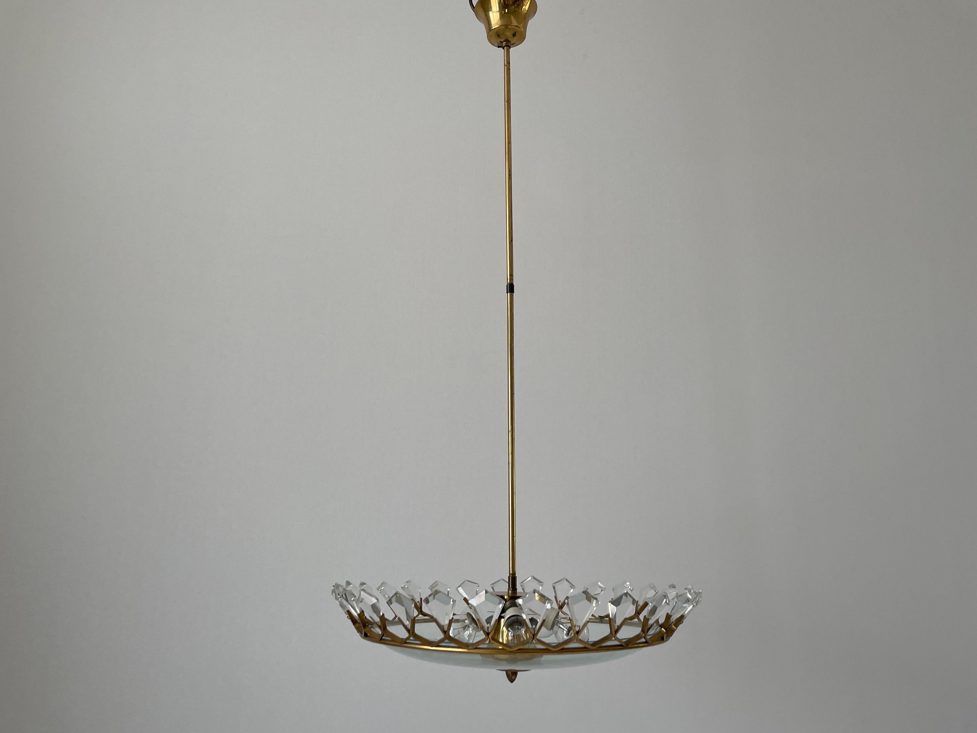 Plafonnier exclusif en laiton et verre avec des pièces de verre en cristal en forme de diamant, années 1950, Italie

L'abat-jour est en très bon état vintage.

Cette lampe fonctionne avec 5 ampoules E14. 
Câblé et adapté à une utilisation avec 220V
