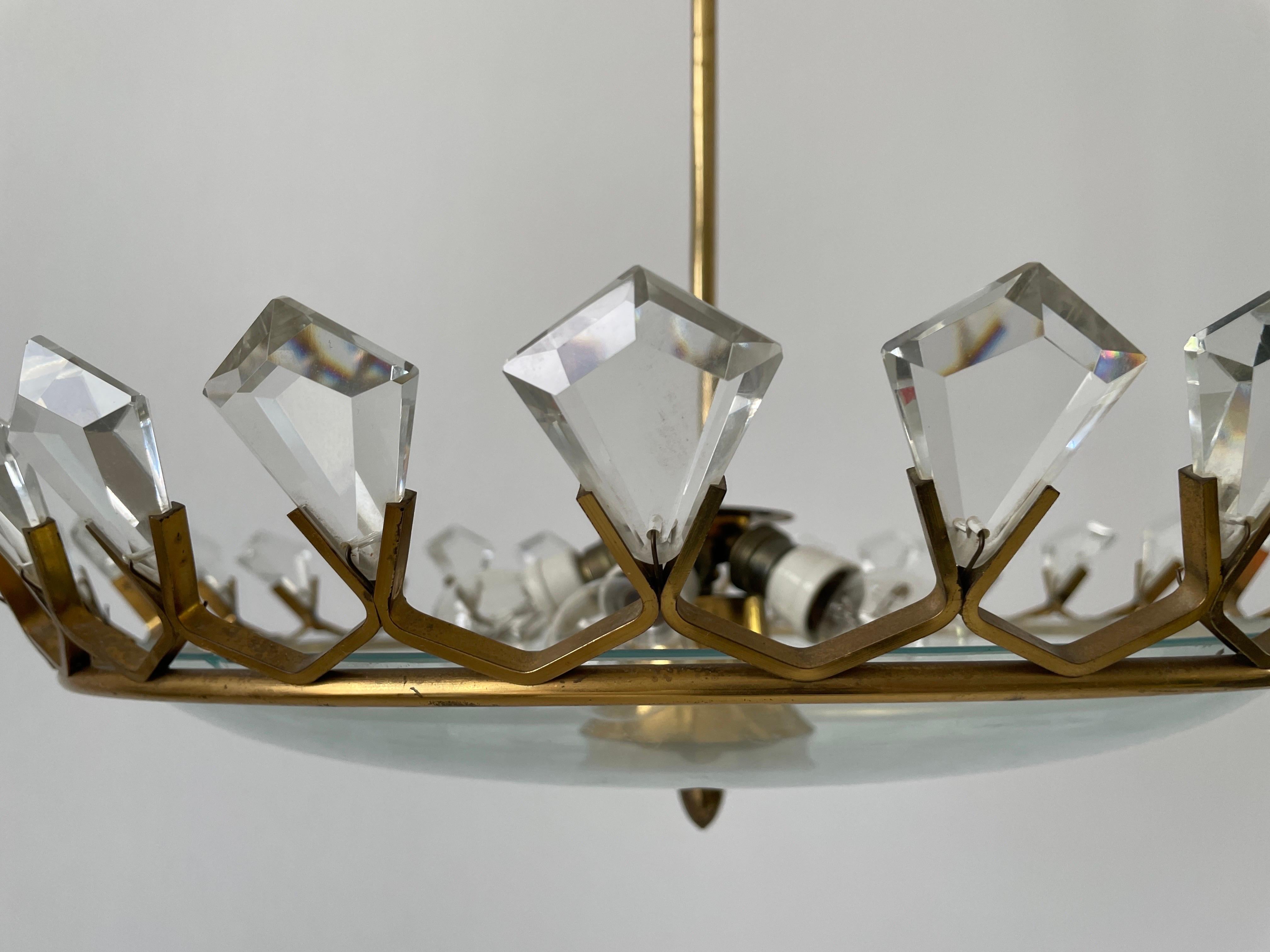Laiton Plafonnier exclusif avec des pièces de verre en cristal en forme de diamant, années 1950, Italie en vente