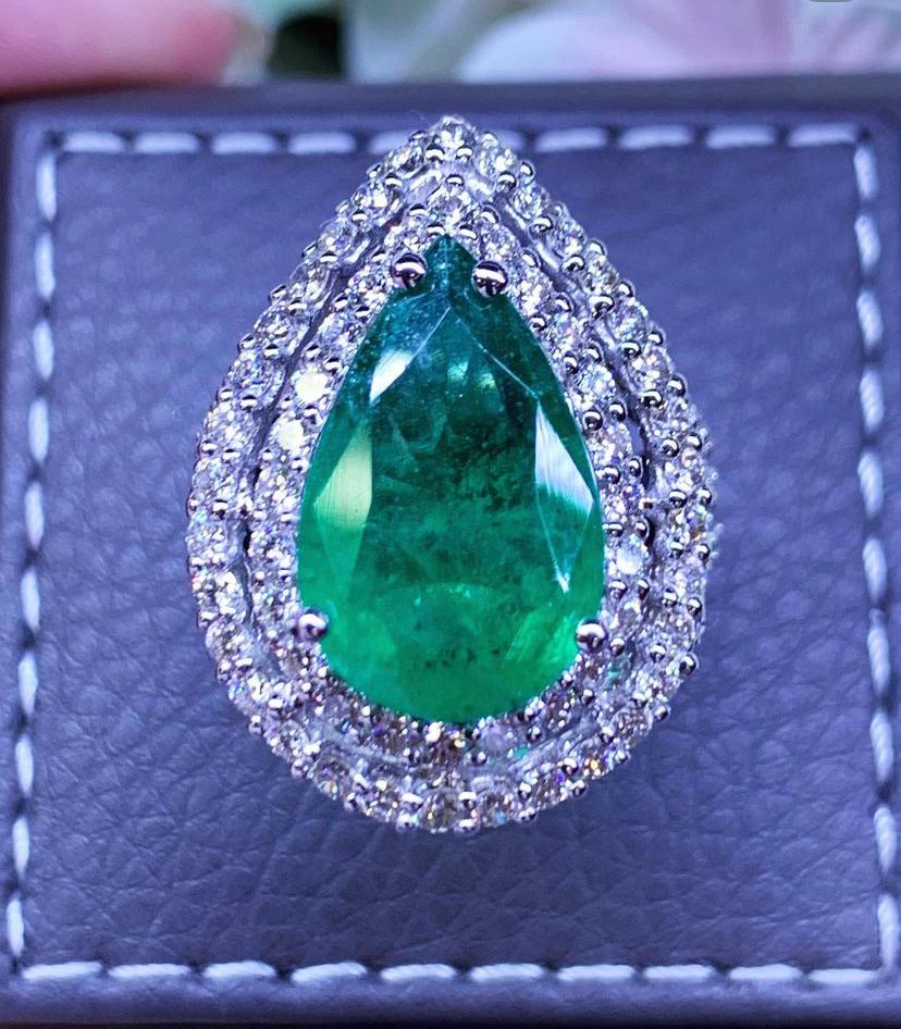So beautiful design in 18k gold with natural Zambia emerald pear cut ct 6,74 and natural diamonds round brilliant cut ct 2,08 F/VS.
Handmade by artisan goldsmith.
Excellent manufacture.
Complete with certificate.

Note: on my shipment, duty and