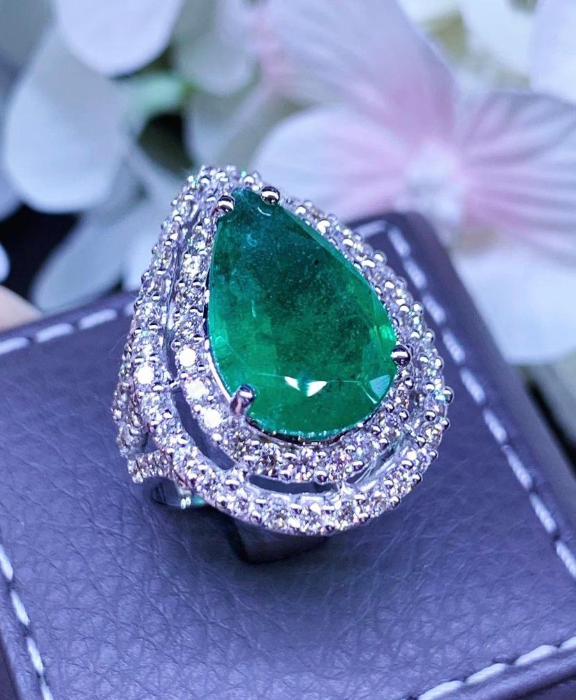 Round Cut Exclusive Certified Ct 6, 74 of Zambia Emerald and Diamonds on Ring For Sale