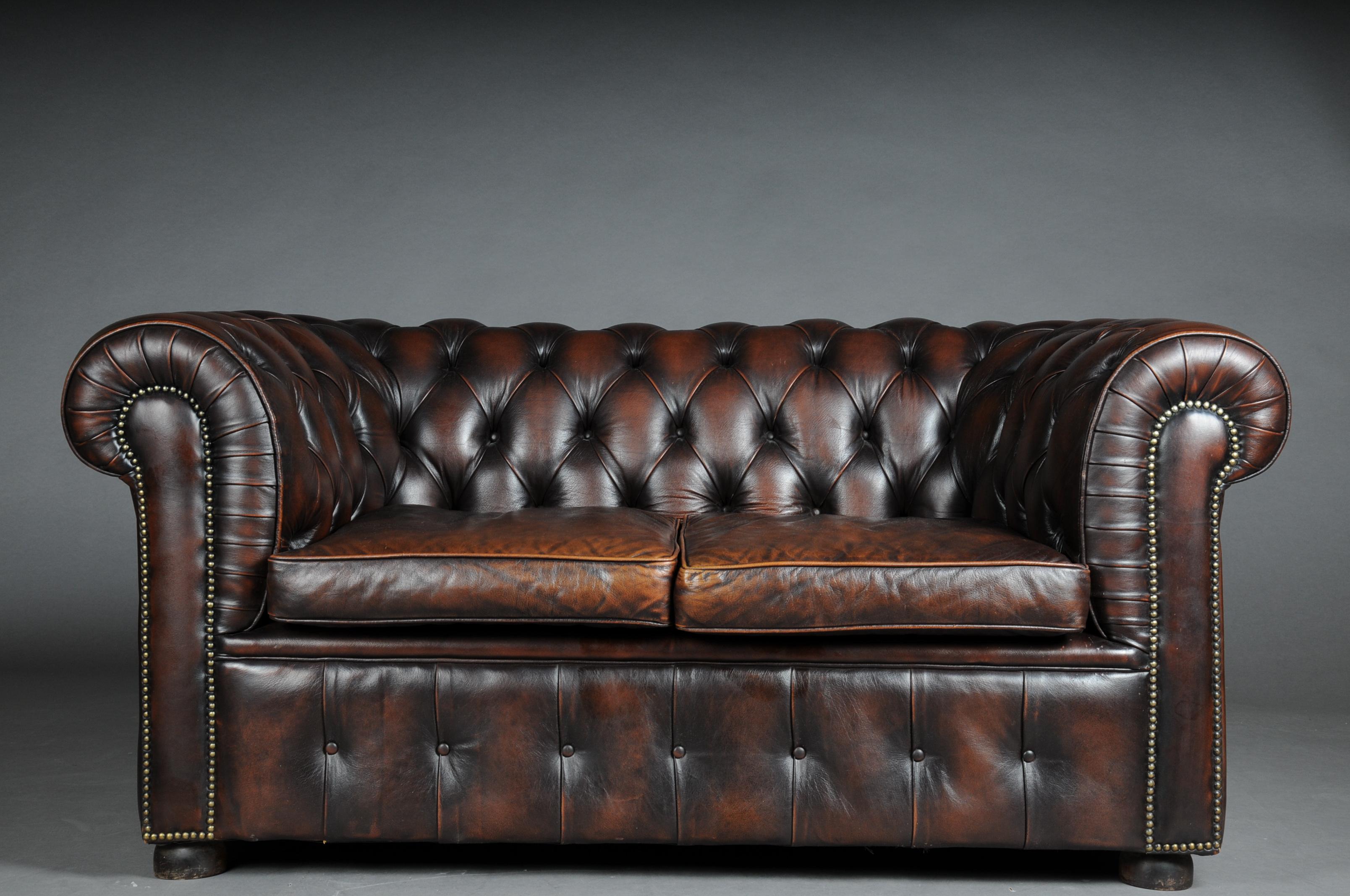 Exclusive Chesterfield couch / sofa, brown

Old Chesterfield 2 seater sofa / couch, real leather vintage. Dark brown. Removable seat cushion.
Elegant and timeless - classic Chesterfield design for every ambience and for more style. The 2-seater