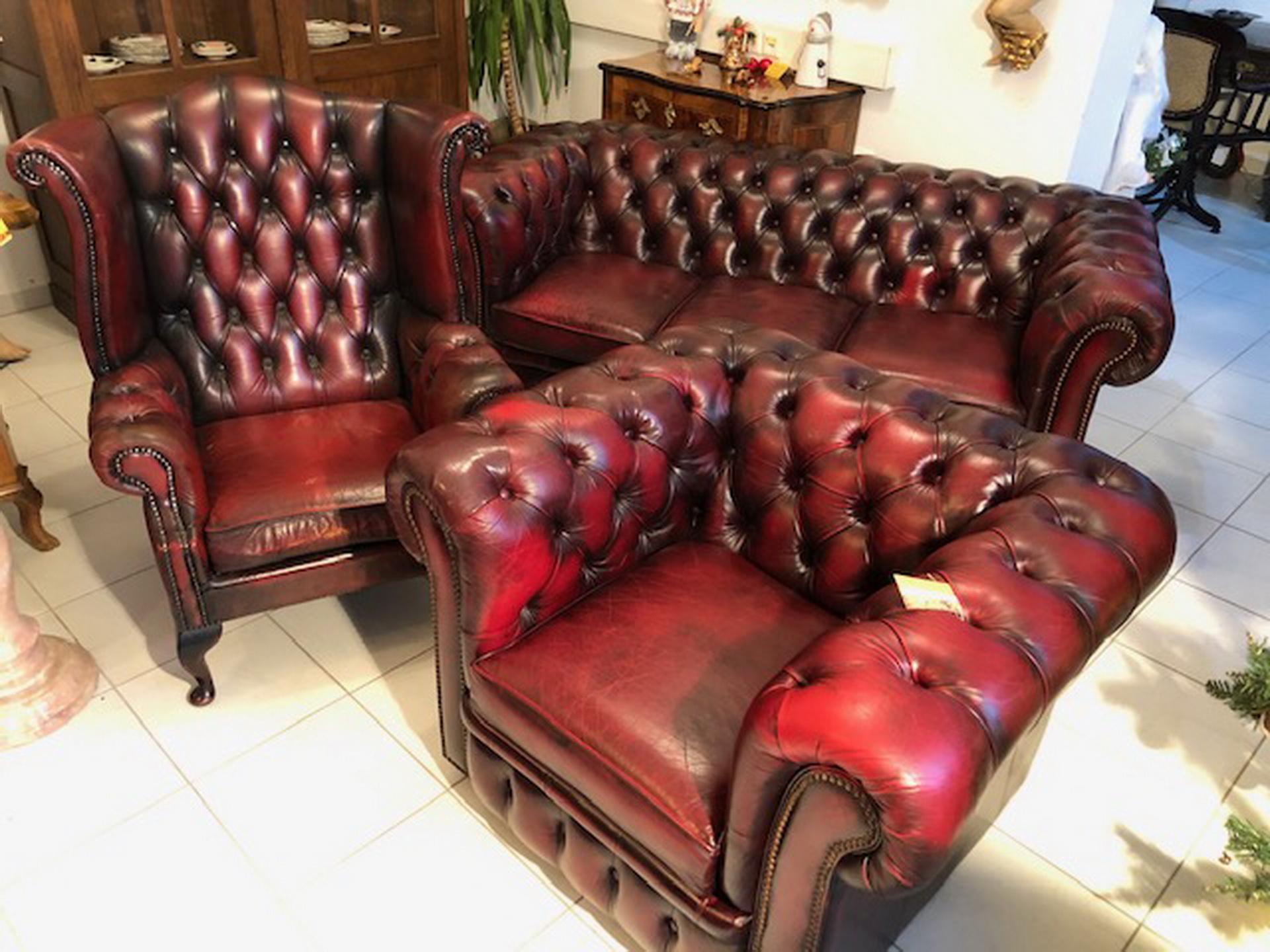 Exclusives comfortable Chesterfield three part living room set.
The set consists of one three-seat sofa, one club armchair and one wing chair.
Features a Classic Chesterfield club design and an oxblood antique red color.
The living room set is
