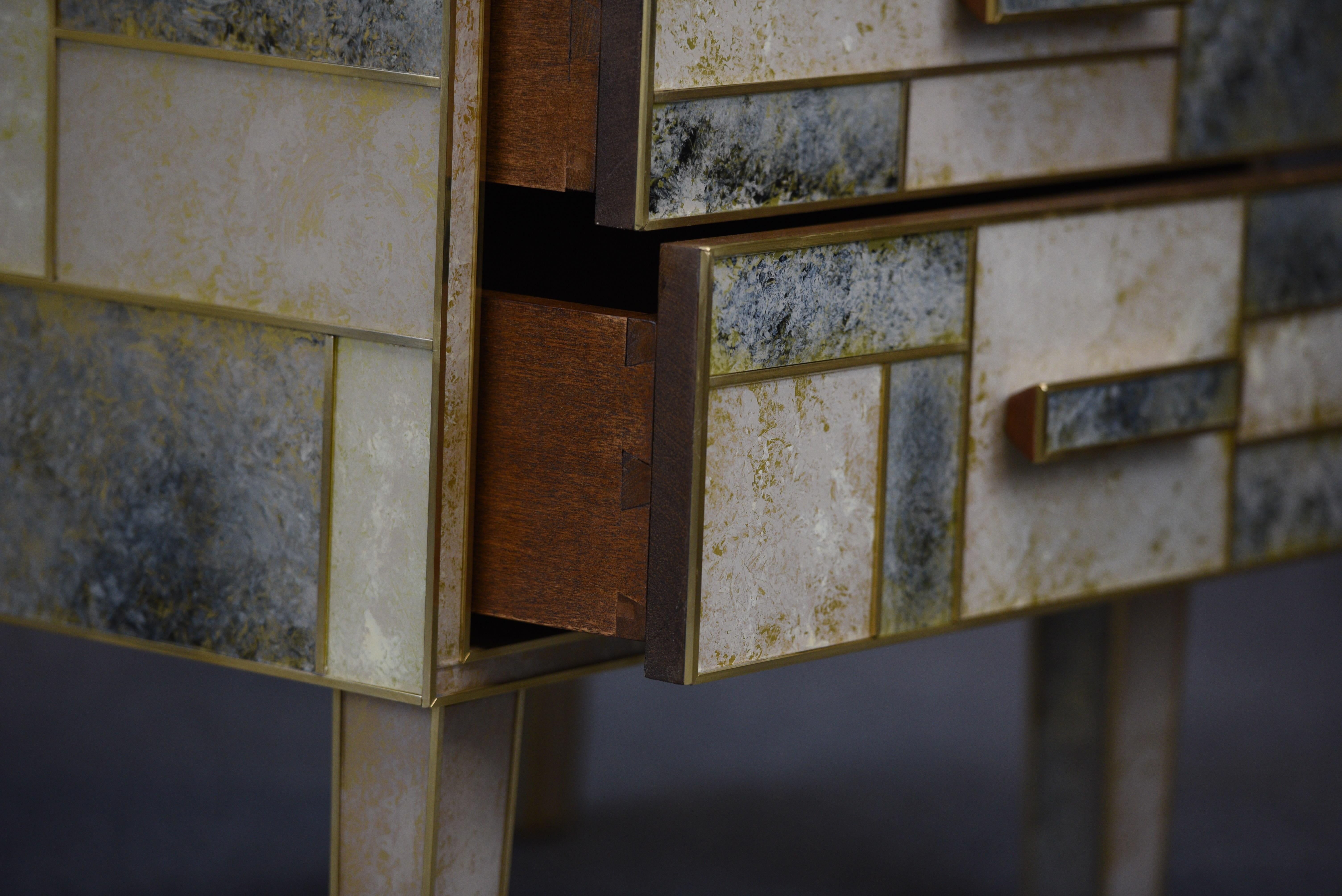 Cette paire de tables de chevet, entièrement fabriquée à la main en Italie, représente un exemple d'excellence en matière de conception et de fabrication de meubles.  Chaque table de chevet comporte deux tiroirs, offrant ainsi un espace suffisant