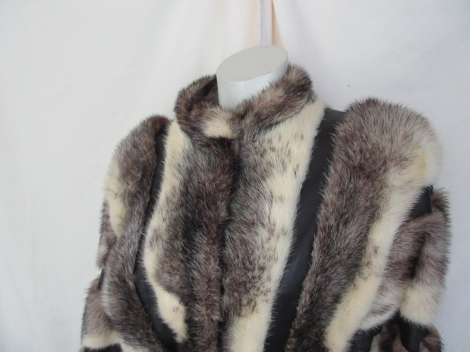 Cette veste de style bombardier vintage est fabriquée en fourrure de vison croisé/kohinoor d'une rare douceur. 

Visitez notre vitrine pour d'autres manteaux de vison et d'autres articles de fourrure vintage.

Détails :
Cette veste possède 2 petites