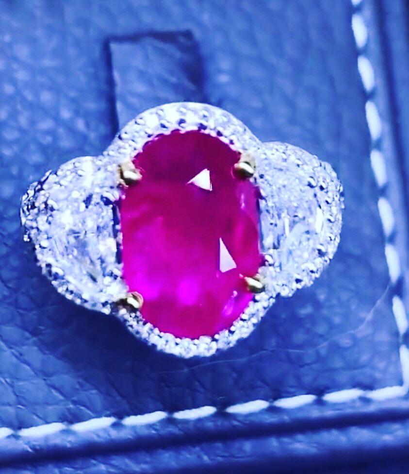 Wunderschönes Design für diesen unglaublichen Ring aus 18k Gold mit einem Burma Rubin ct 3,62 und zwei seitlichen Diamanten ct 0,50 x 2 , total 1,00 ct 
G/F- VS , und um  Diamanten ct 0,60 F/VS. Handgefertigt  schöne Juwelen von  handwerklicher