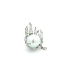Exclusivo anillo de perlas cultivadas con diamantes en oro blanco de 18 quilates