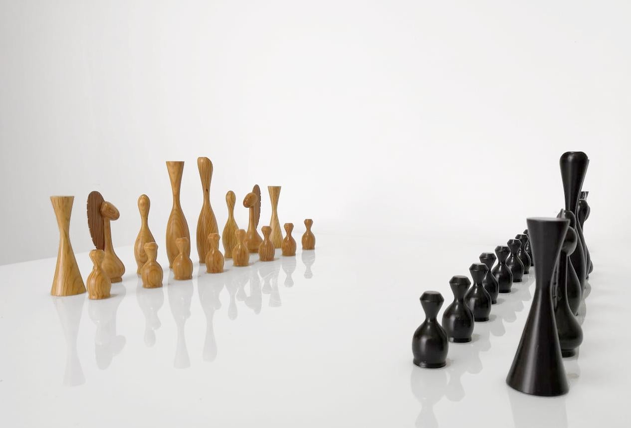 This chess set of Dada shapes is really hard to find on the market. It was designed in the mid-20th century (30s/40s) in a period of artistic avant-garde. The shapes of the pieces are very elegant and have a size of 12 cm for the King and 4 cm for