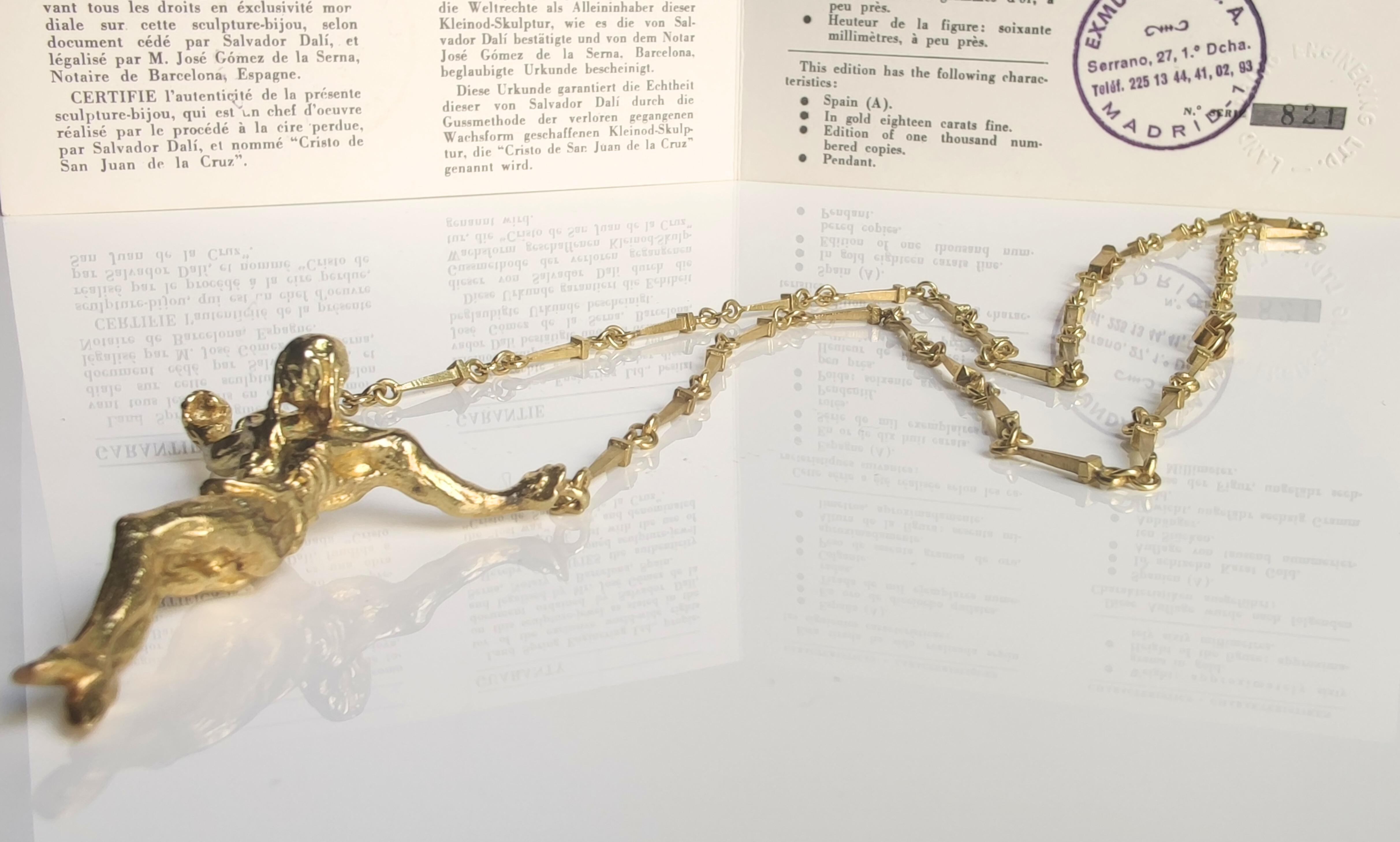 Description : Faisant partie de notre collection privée Salvador Dalí, le collier 'Christ de la Croix de Saint-Jean', #A-821, est un témoignage du surréalisme en or jaune 18 carats. Ce bijou en édition limitée des années 1970 présente non seulement