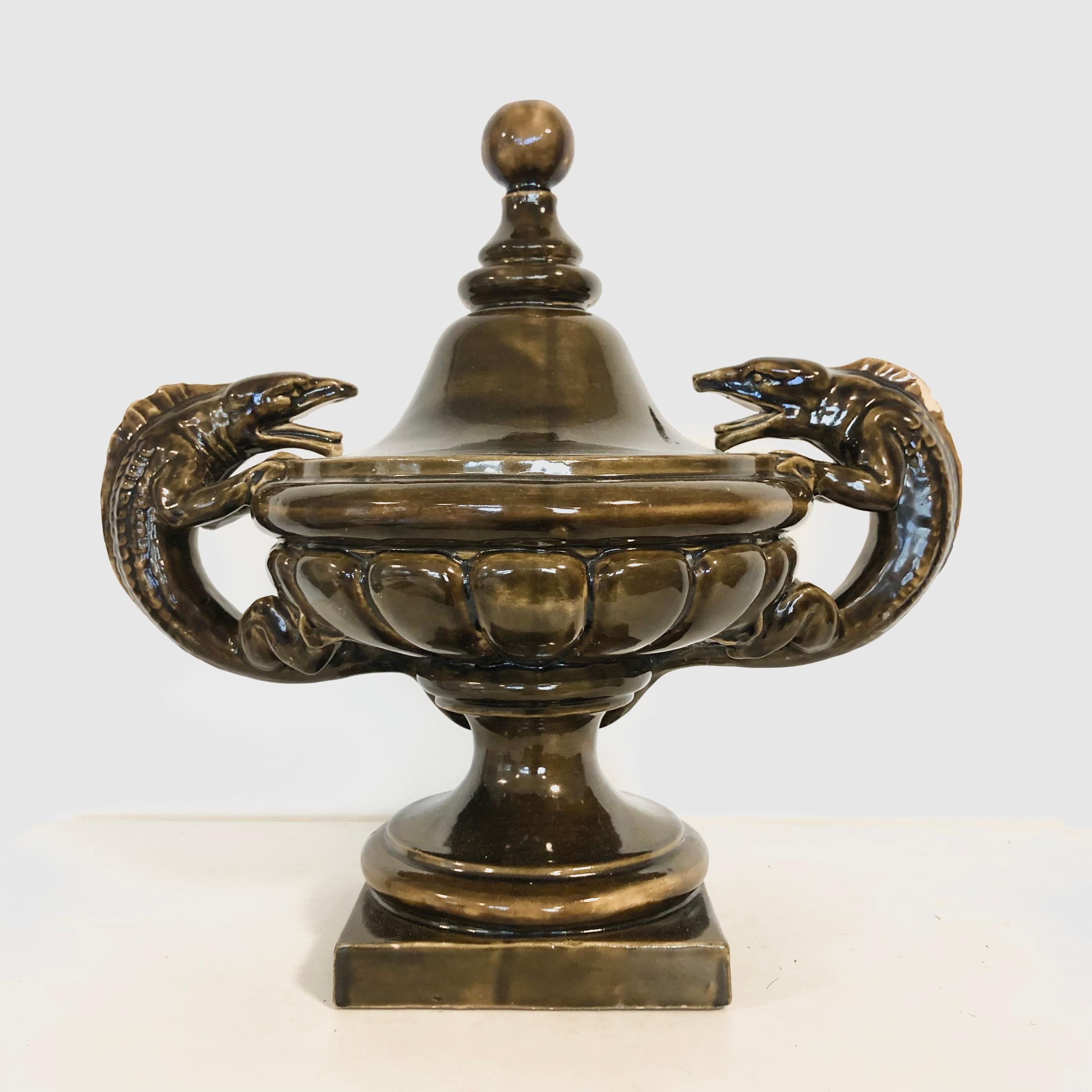 Llamativa urna escultórica de cerámica con tapa, muy decorativa, estimada de la década de 1900, posiblemente procedente de la renombrada fábrica de cerámica Søholm durante su periodo Skønvirke, bajo la dirección de Hans Ancher Wolffsen (principios