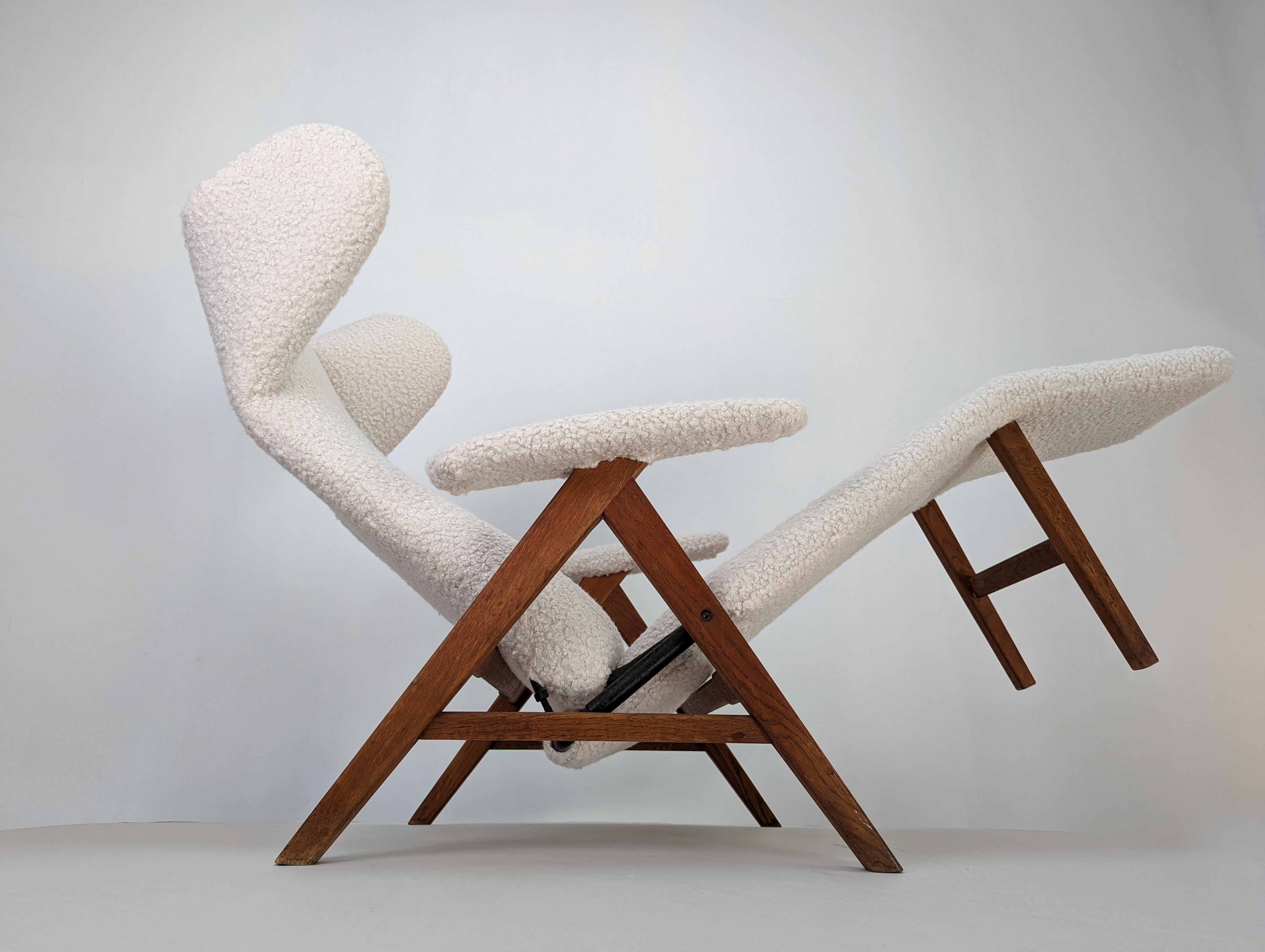 Super exclusive two position lounge chair made of teak wood and upholstered in white boucle by Norwegian designer Henry Walter Klein for the prestigious Danish furniture publisher Bramin-mobler based in Bramminge, Denmark. From 1955 to 1968, Bramin