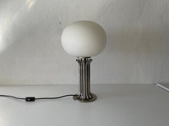 Lampe de bureau au design exclusif en chrome et verre opale, années 1970, Italie