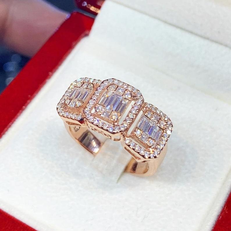 An exquisite design in 18k gold with natural diamonds, baguettes and round brilliant cut, 
1 Ct of diamonds, F/VS( top quality).
Handcrafted by artisan goldsmith.
Excellent manufacture and quality.
All my creations are Made in Italy 🤩.
Whosale