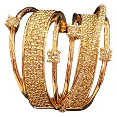 Das elegante Design aus Gold mit 1,92 Karat Diamanten